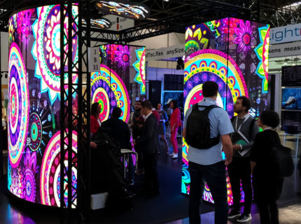 Kolorowe mandale wyświetlane na instalacji z transparentnych ekranów LED na stoisku na targach