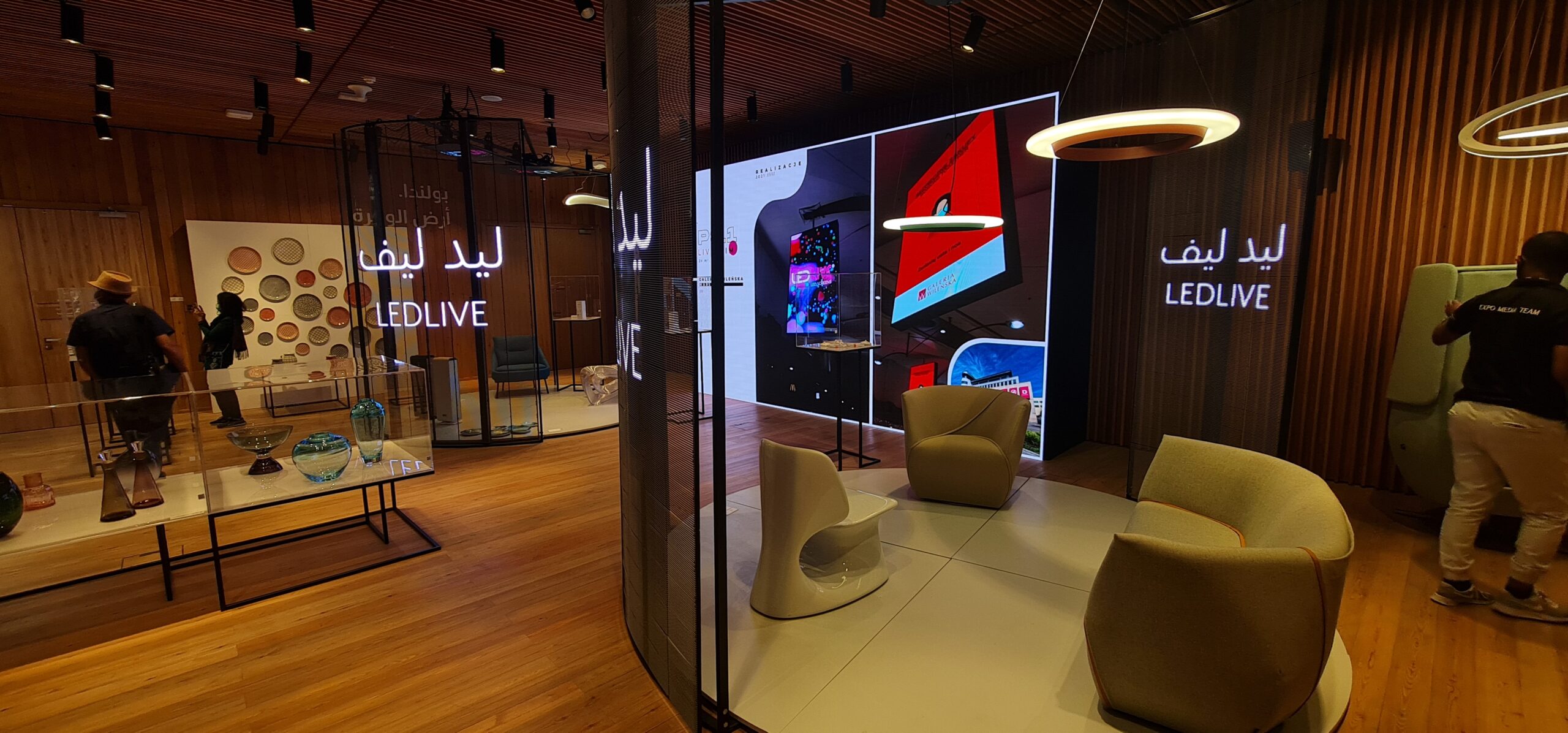 Logo LedLIVE wyświetlane na transparentnych ekranach LED w czasie EXPO Dubai 2020