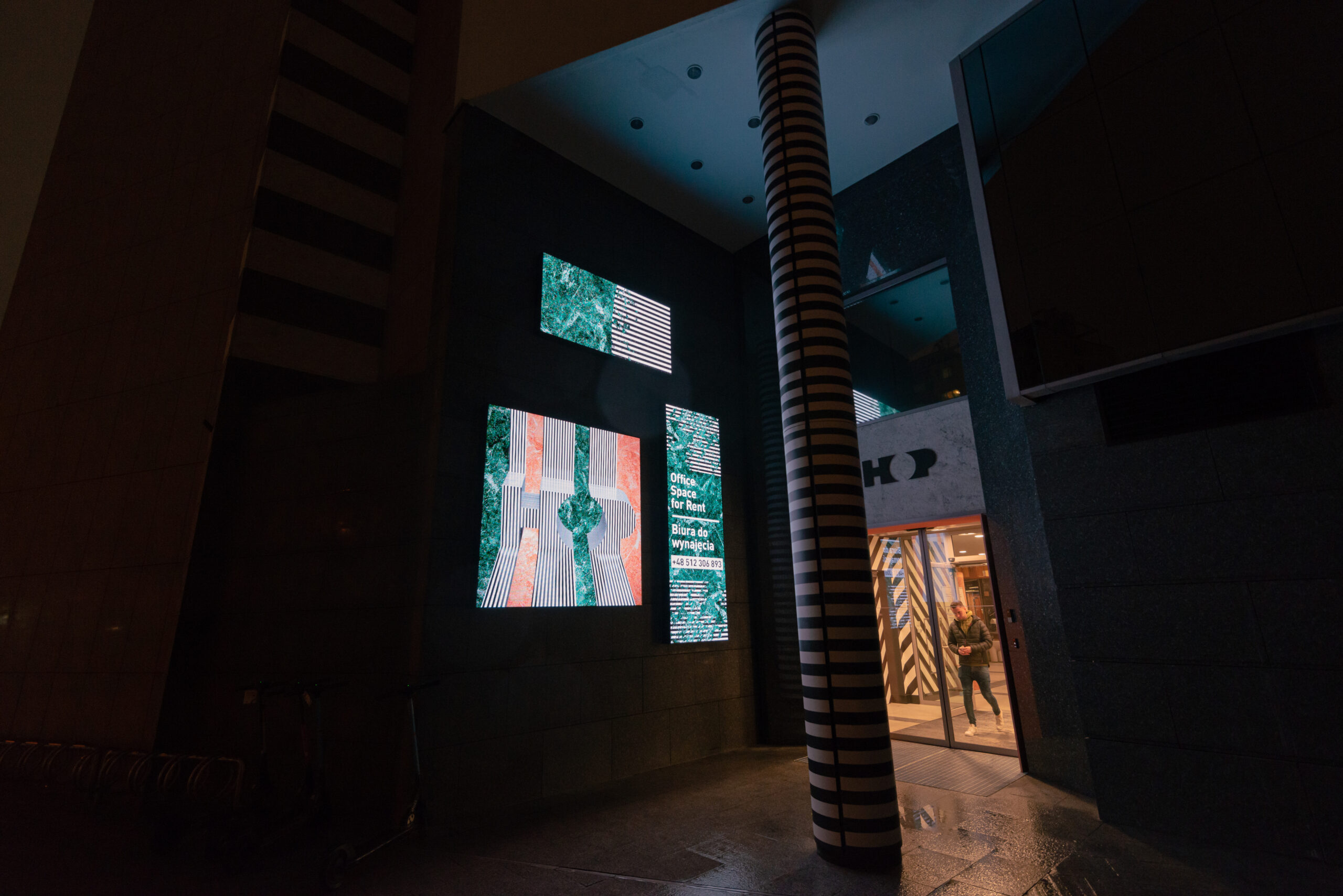 Kompozycja ekranów LED zainstalowana na elewacji budynku Chmielna Park w Warszawie