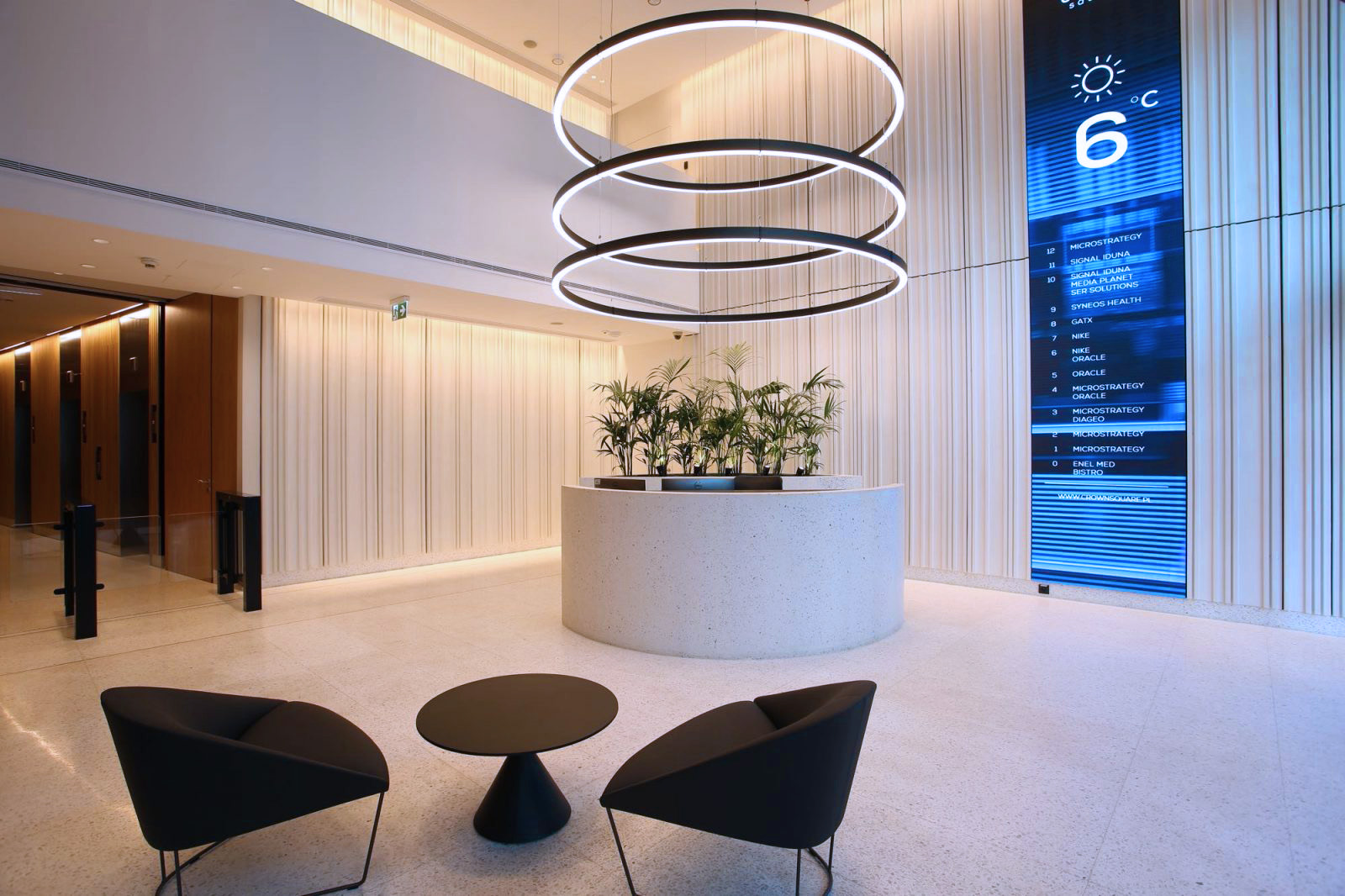 Ekran LED znajdujący się w nowoczesnym lobby budynku biuowego Crown Square