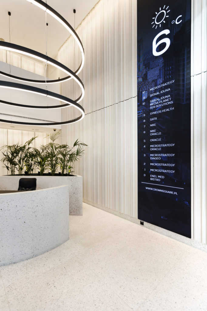 Ekran LED znajdujący się w nowoczesnym lobby budynku biuowego Crown Square