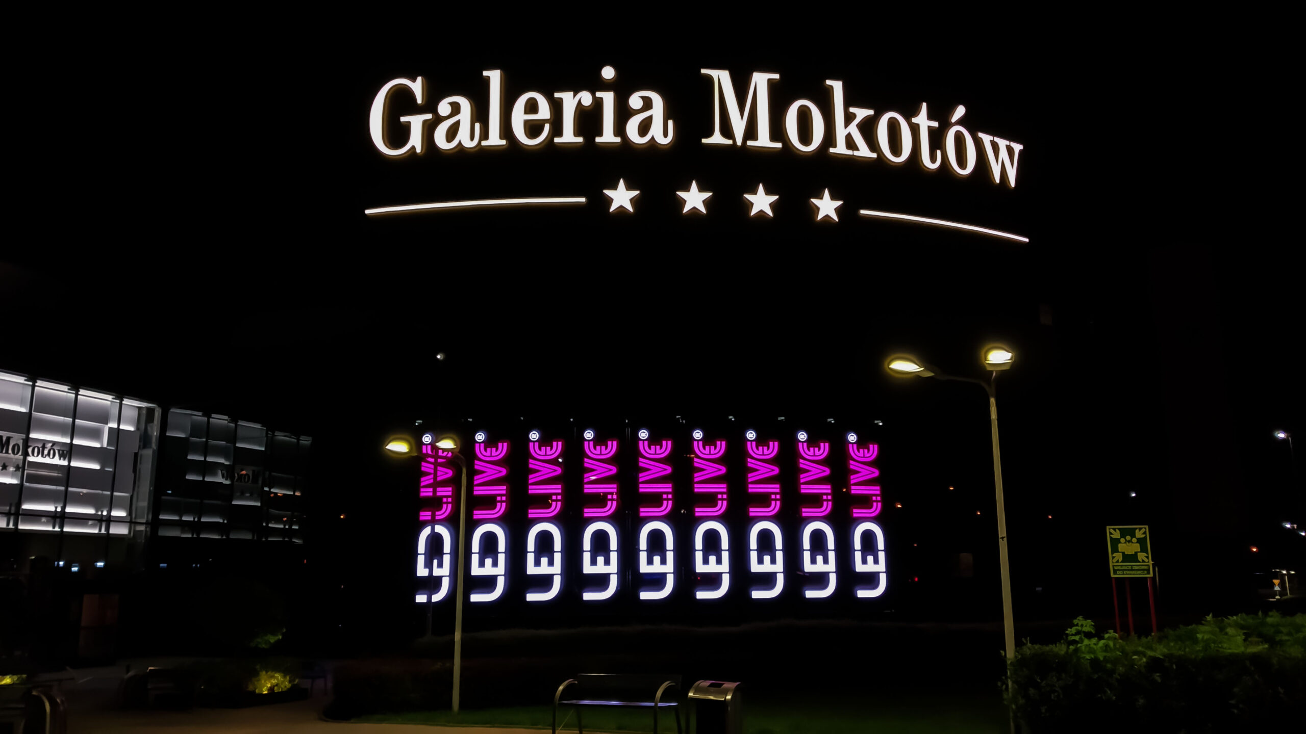 Największa ściana LED o powierzchni 140 m2 umieszczona za przeszkloną elewacją Galerii Mokotów w Warszawie