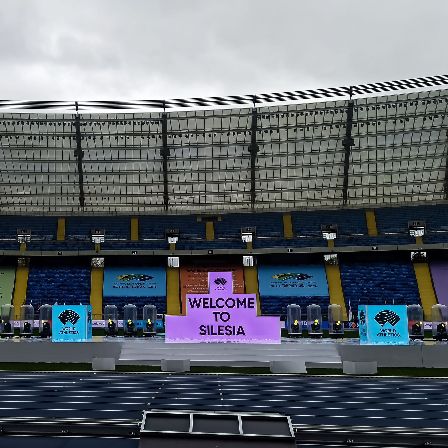 Podium zbudowane z ekranów LED będące elementem scenografii podczas Mistrzostw Świata Sztafet World Athletics Relays