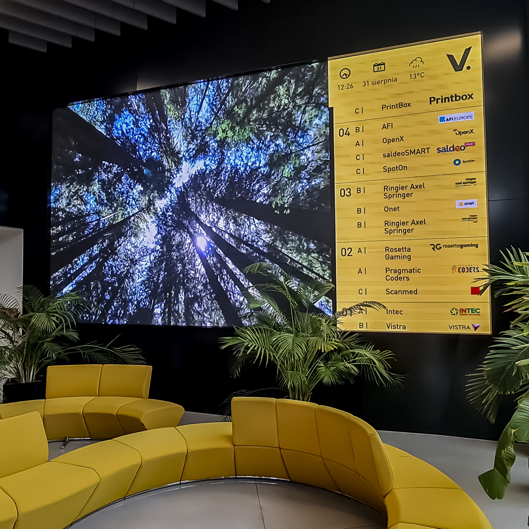 Naścienny ekran LED zainstalowany w holu nowoczesnego biurowca V.Offices w Krakowie