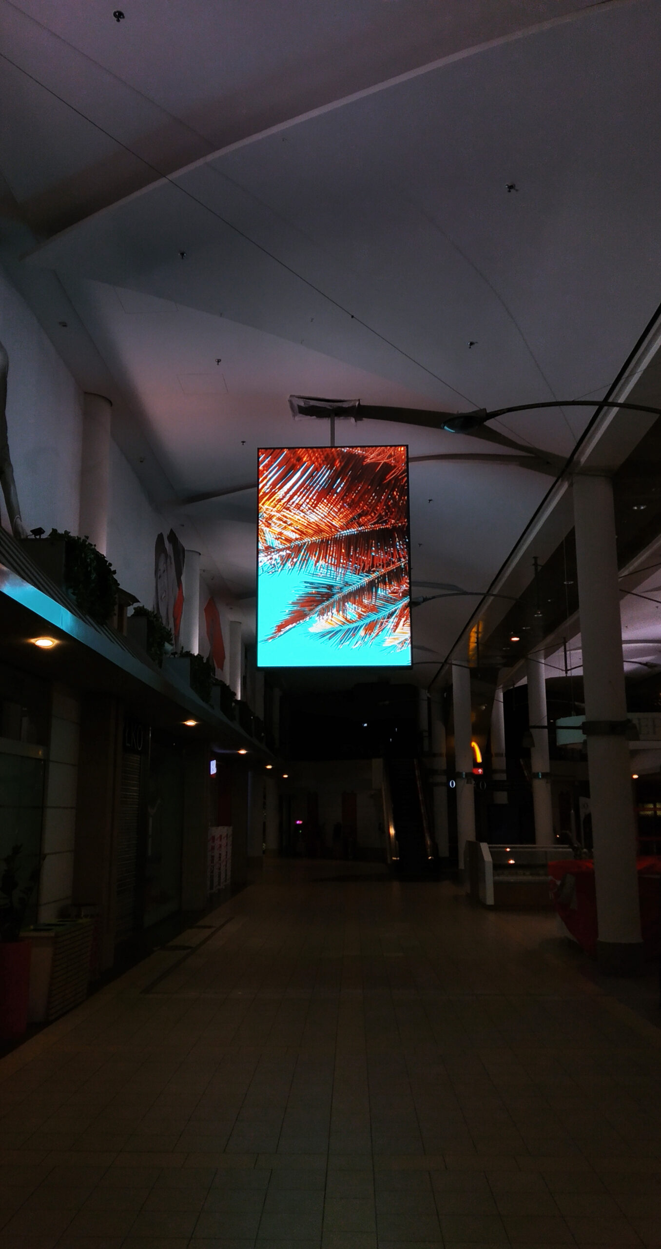 Podwieszane dwustronne ekrany LED umieszczone w holu Galerii Wileńskiej w Warszawie