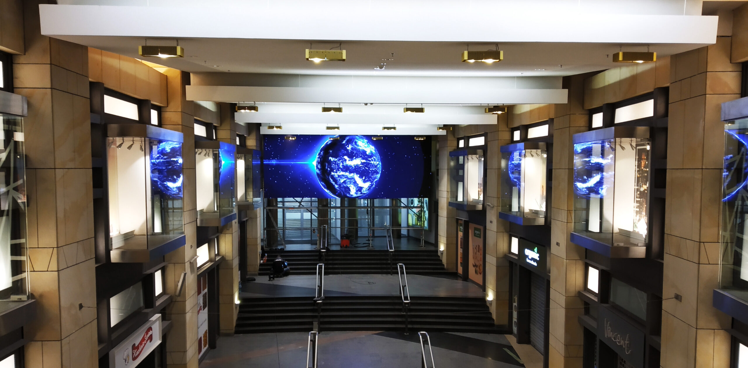 Ekran LED we wnętrzu galerii Złote Tarasy w Warszawie