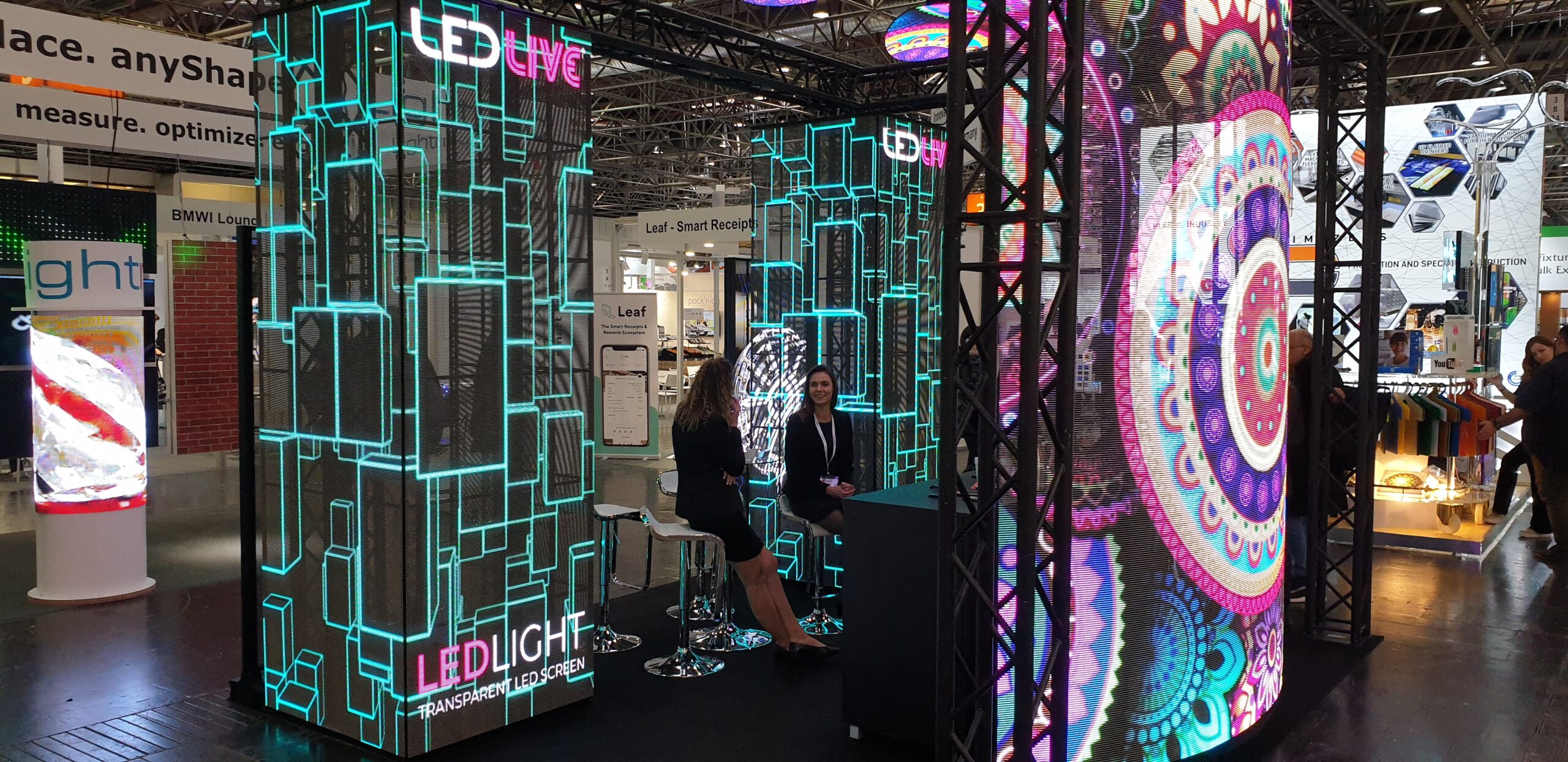 Stoisko ekspozycyjne zbudowane z transparentnych ekranów LED podczas targów EuroShop 2020 Düsseldorf