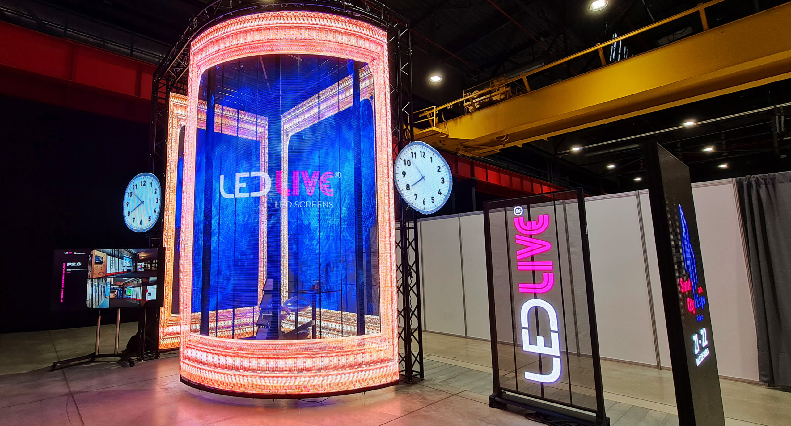Stoisko ekspozycyjne zbudowane z klasycznych ekranów LED i transparentnych nośników LedLIGHT - Smart City Expo 2021