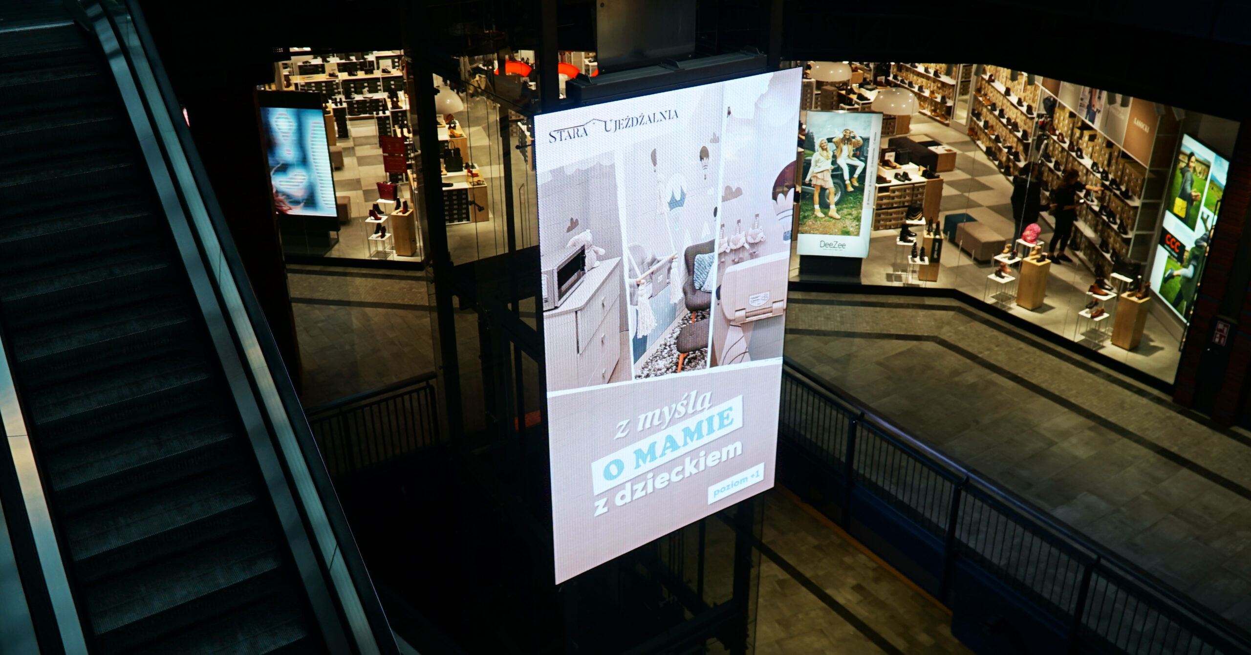 Transparenty ekran LedLIGHT umieszczony na przeszklonej windzie we wnętrzu Galerii Stara Ujeżdżalnia w Jarosławiu
