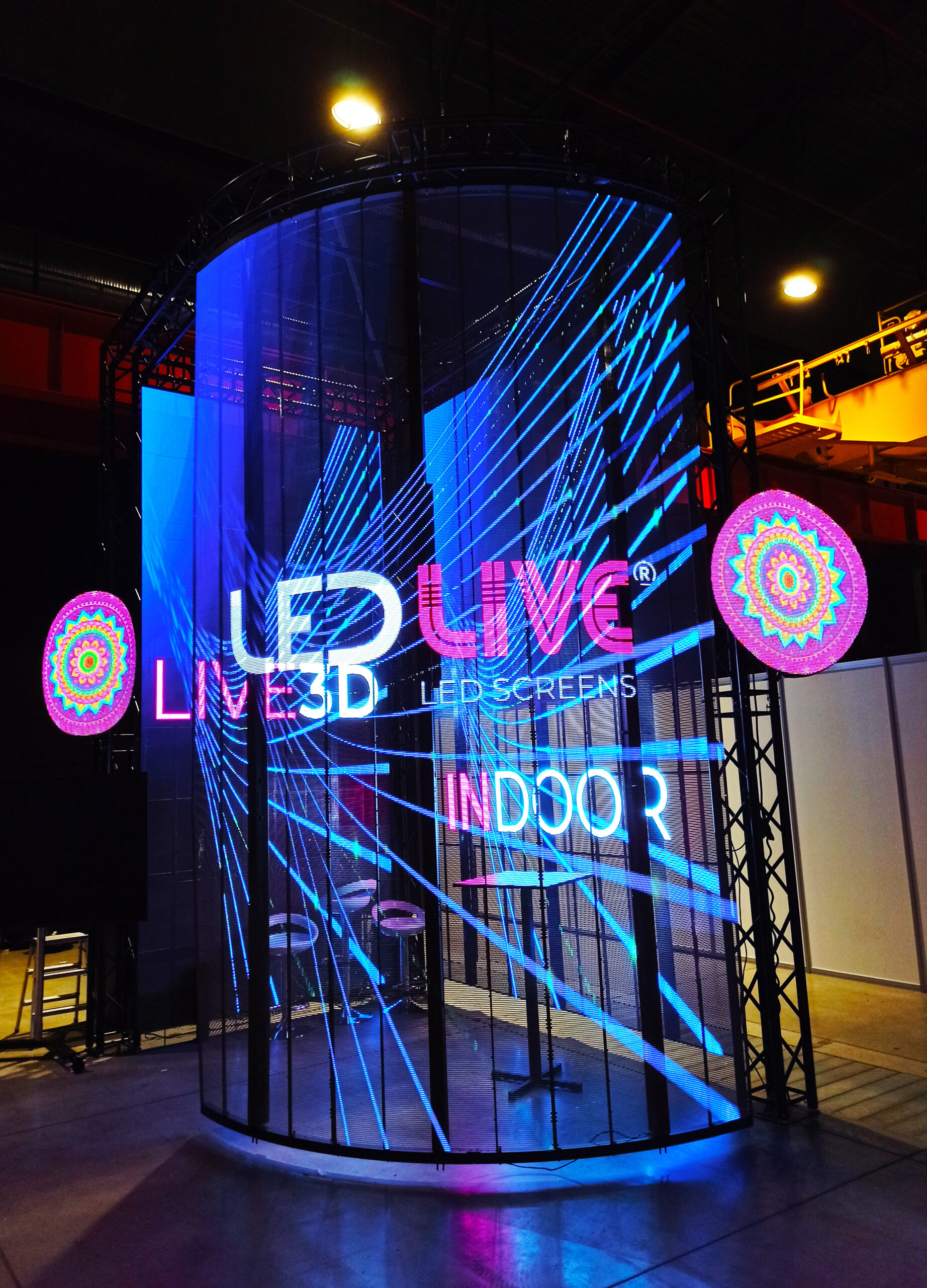 Stoisko ekspozycyjne zbudowane z klasycznych ekranów LED i transparentnych nośników LedLIGHT - Smart City Expo 2021