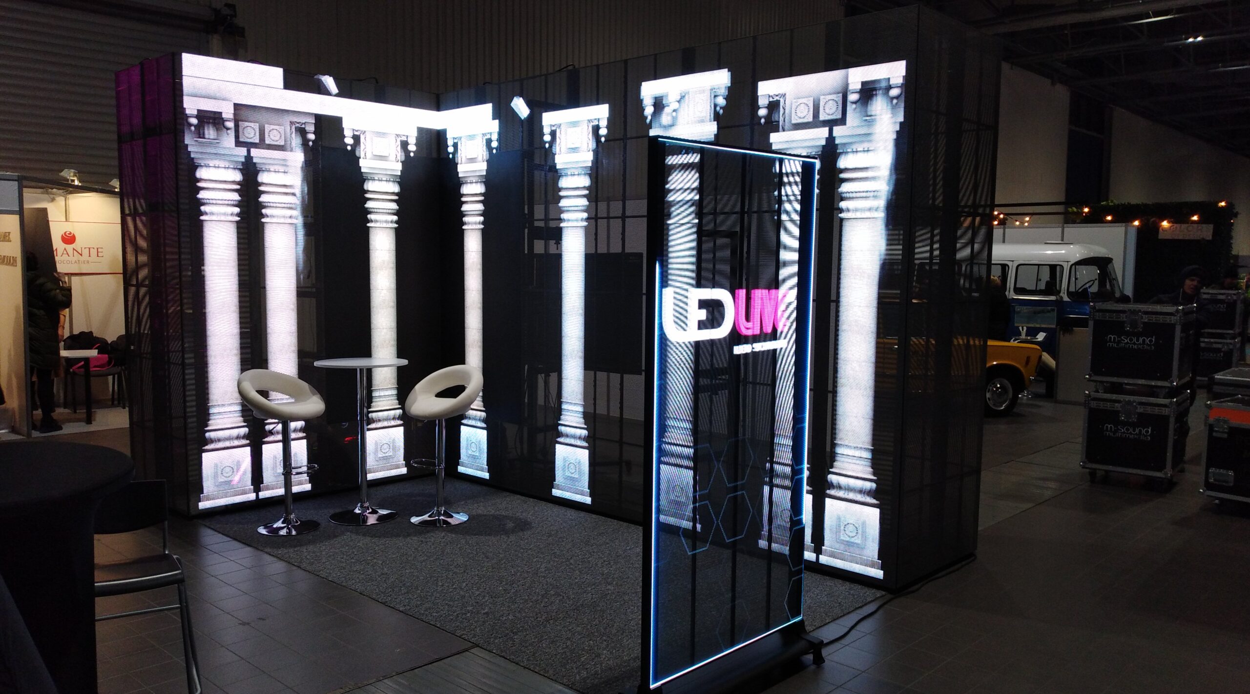 Stoisko ekspozycyjne w formie narożnika zbudowane z transparentnych ekranów LED podczas Forum Branży Eventowej 2021 w Warszawie
