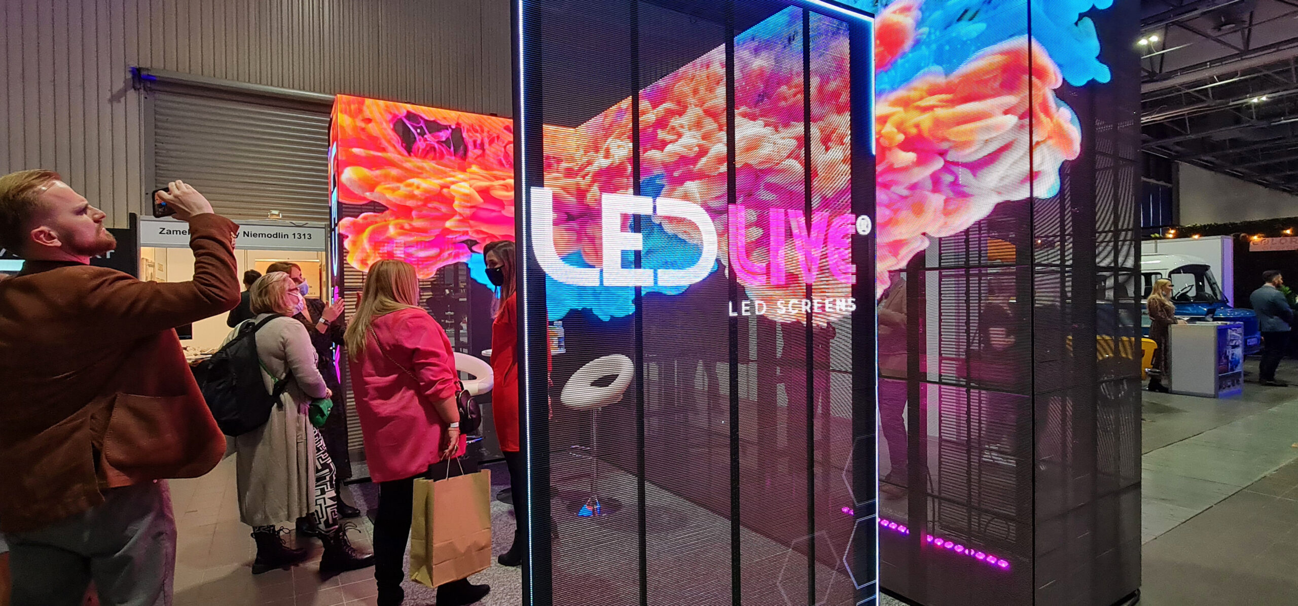Stoisko ekspozycyjne w formie narożnika zbudowane z transparentnych ekranów LED podczas Forum Branży Eventowej 2021 w Warszawie
