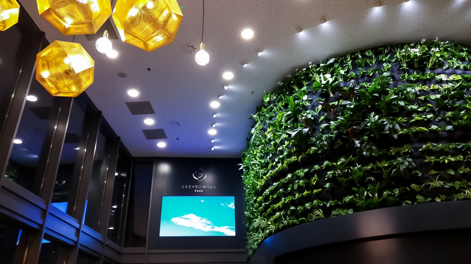 Ekran LED INDOOR zainstalowany we wnętrzu biurowca Grzybowska Park w Warszawie