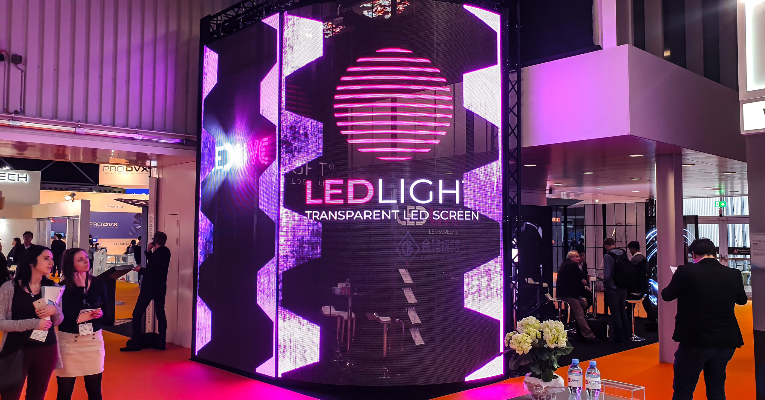 Stoisko ekspozycyjne zbudowane z transparentnych ekranów LED podczas targów Integrated Systems Europe 2020 w Amsterdamie