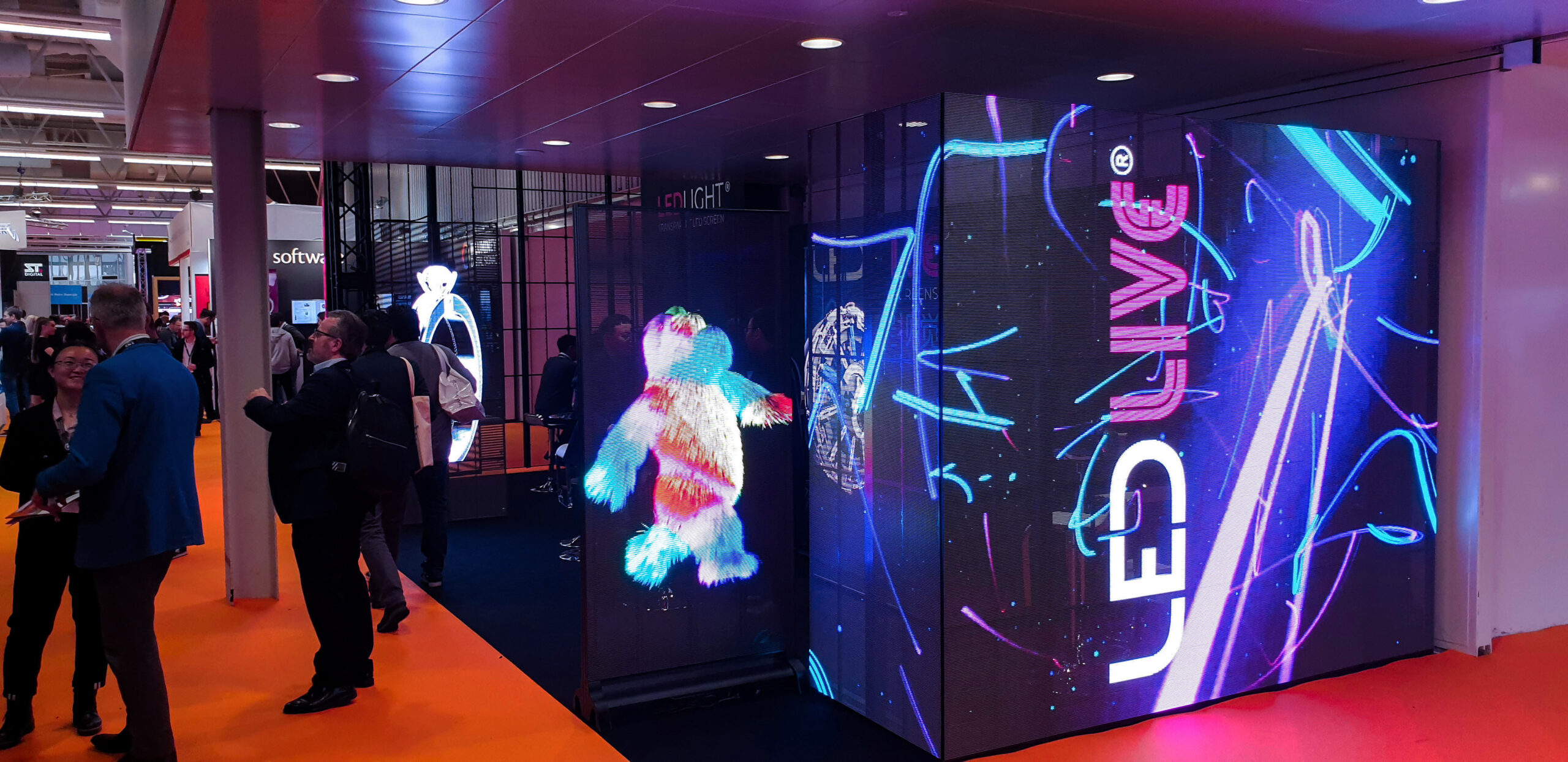 Stoisko ekspozycyjne zbudowane z transparentnych ekranów LED podczas targów Integrated Systems Europe 2020 w Amsterdamie