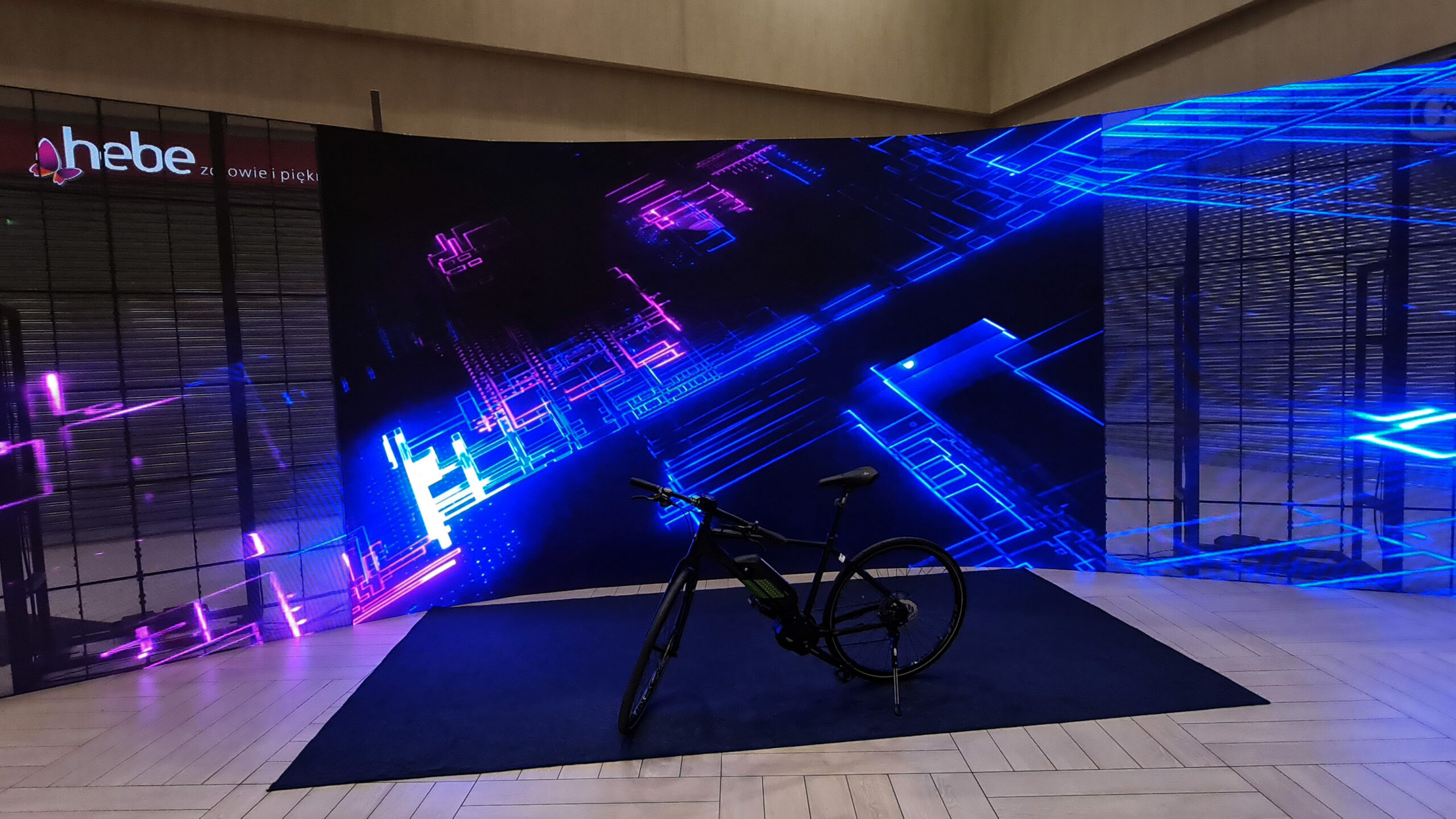 Scenografia LED wykorzystująca połączenie klasycznego i transparentnego ekranu LedLIGHT podczas premiery nowego modelu Skody w Galerii Vivo! w Stalowej Woli