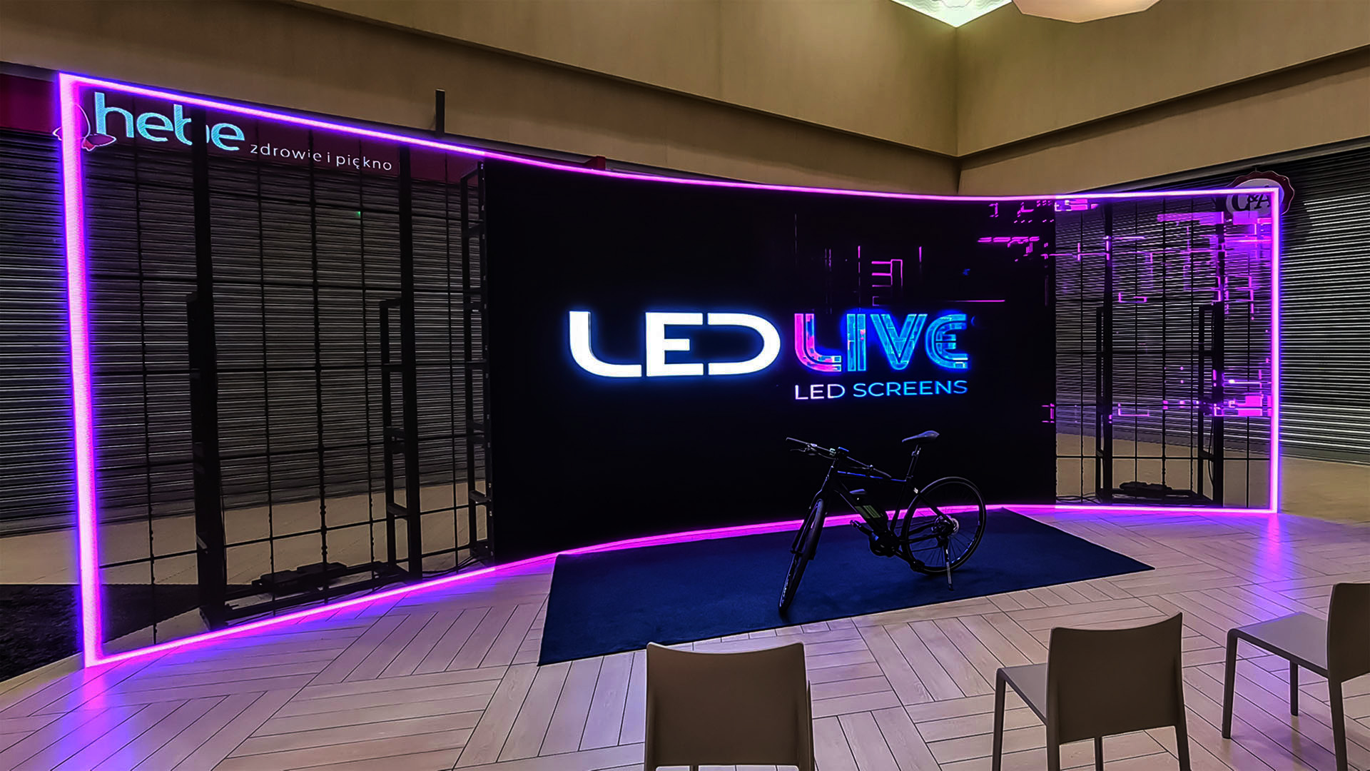 Scenografia LED wykorzystująca połączenie klasycznego i transparentnego ekranu LedLIGHT podczas premiery nowego modelu Skody w Galerii Vivo! w Stalowej Woli