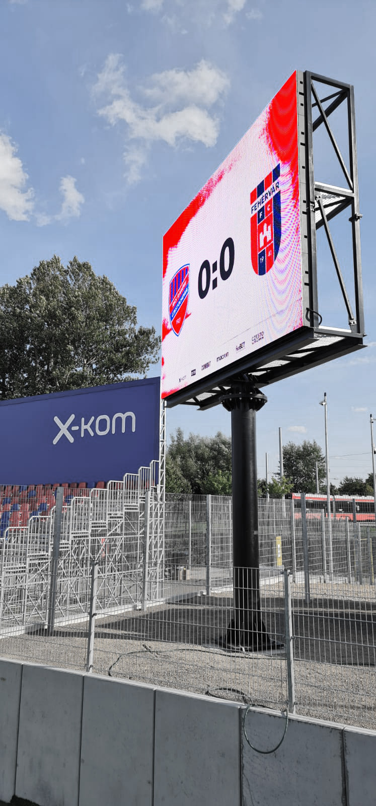Wolnostojący ekran LED przeznaczony do wyświetlanie wyników umieszczony na zmodernizowanym miejskim stadionie piłkarskim rakowa w Częstochowie