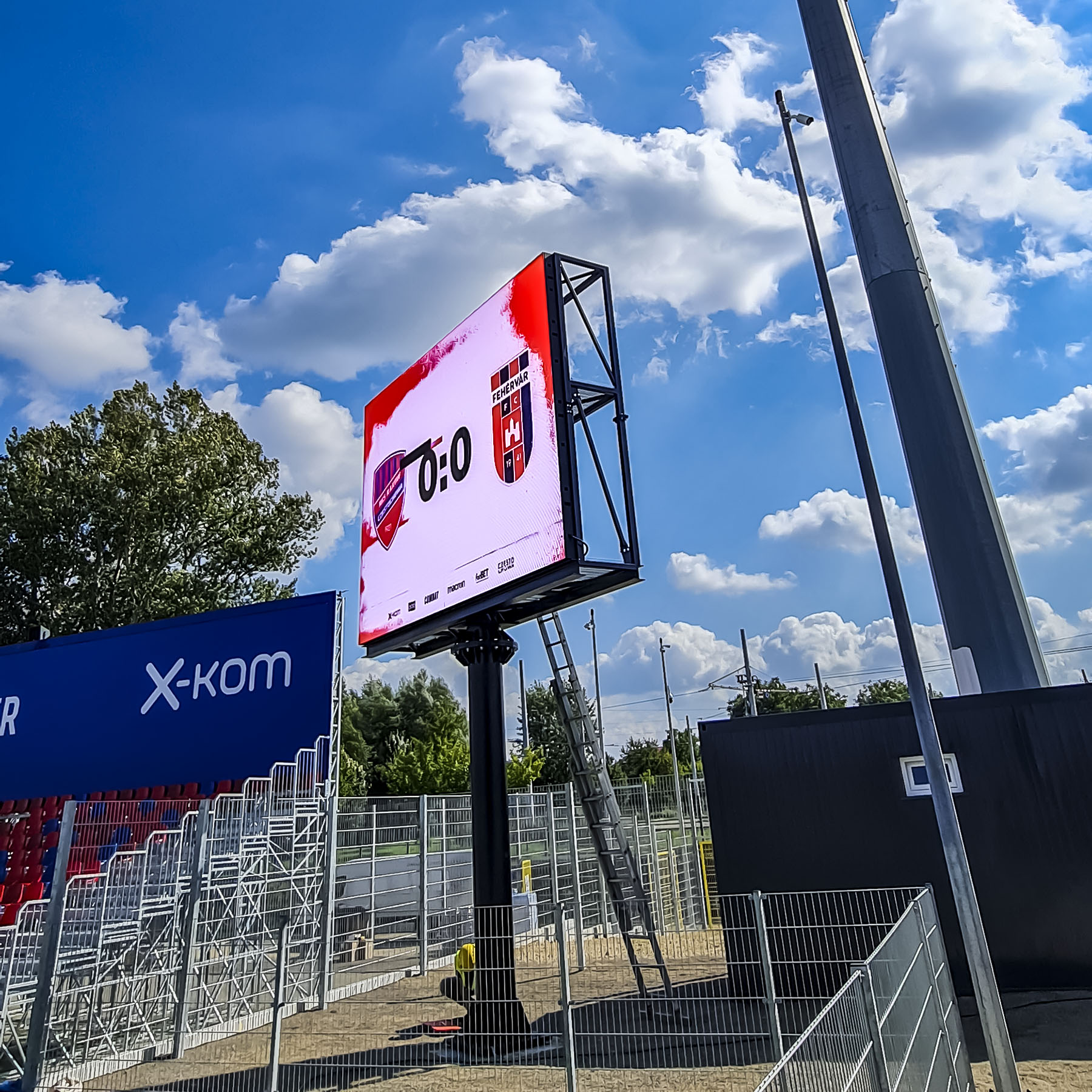 Wolnostojący ekran LED przeznaczony do wyświetlanie wyników umieszczony na zmodernizowanym miejskim stadionie piłkarskim rakowa w Częstochowie