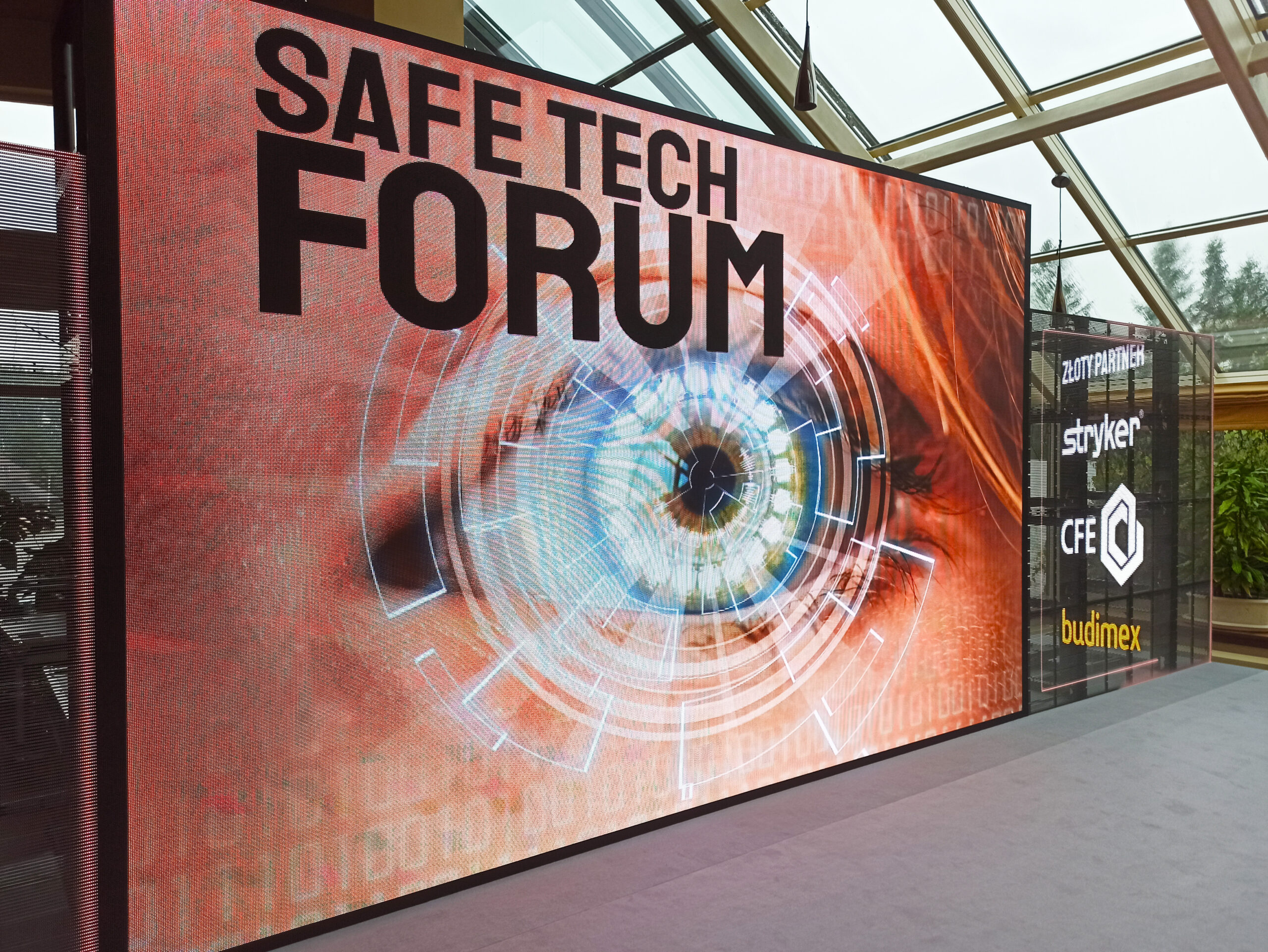 Ściana LED zbudowana z klasycznych ekranów i transparentnych nośników LedLIGHT podczas Safe Tech Forum 2021