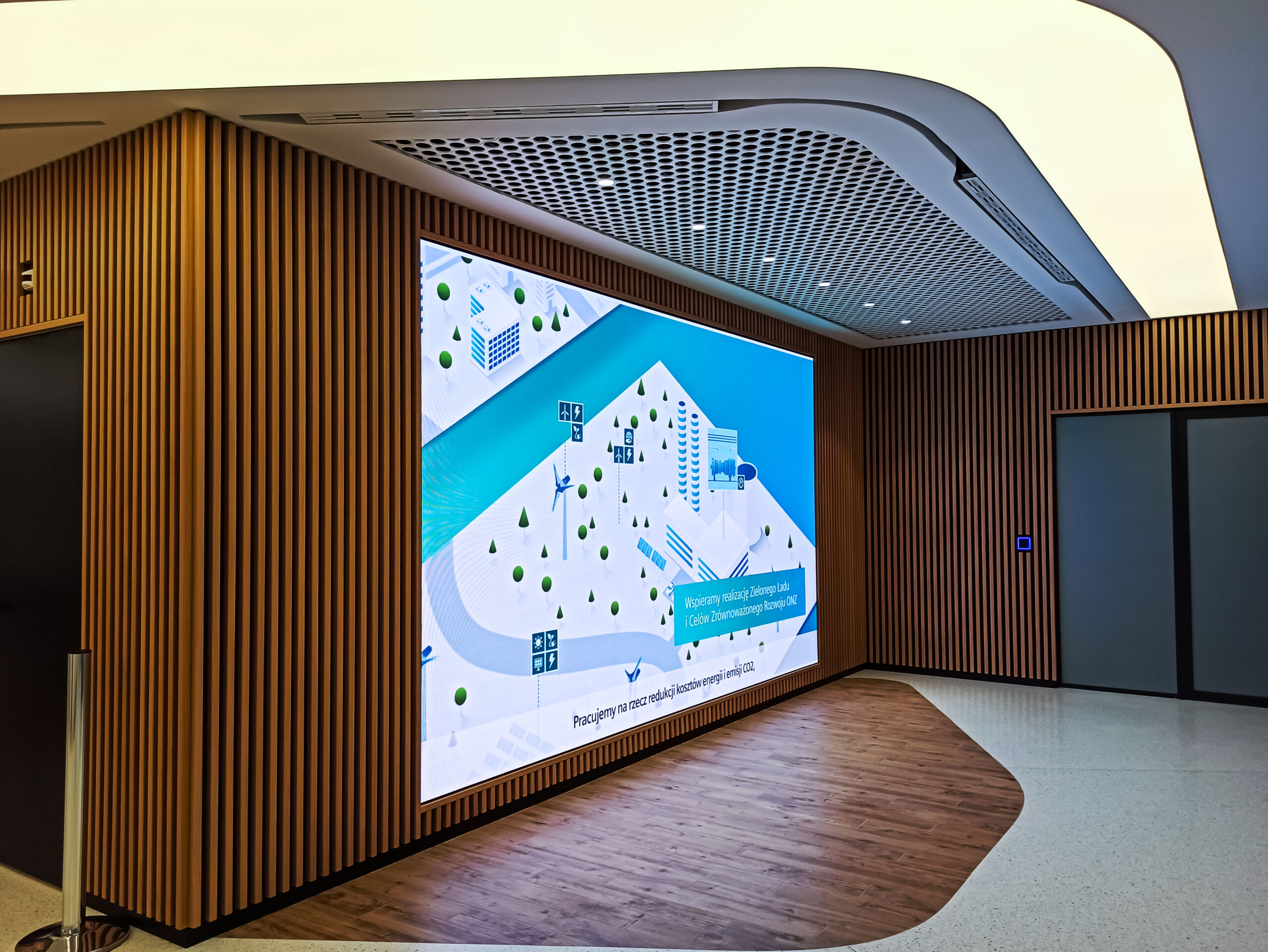 Ekran LED we wnętrzu budynku biurowego na kampusie Siemens w Warszawie
