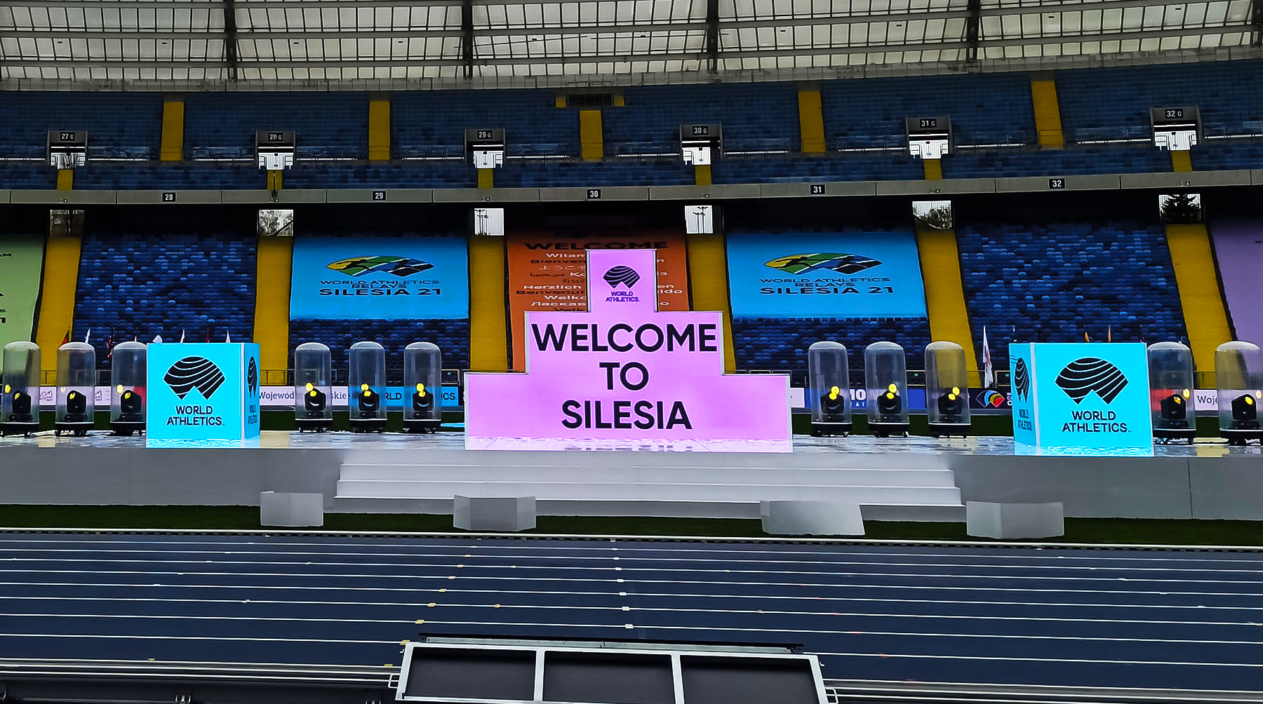 Podium zbudowane z ekranów LED będące elementem scenografii podczas Mistrzostw Świata Sztafet World Athletics Relays