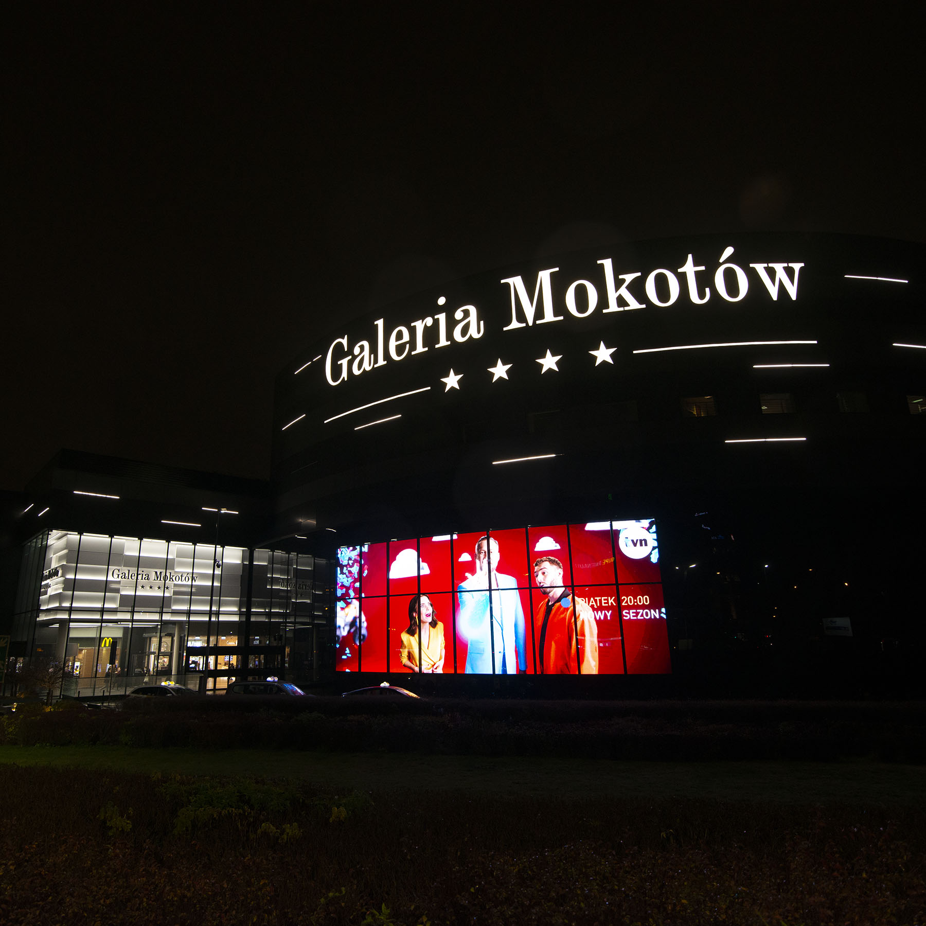 Największa ściana LED o powierzchni 140 m2 umieszczona za przeszkloną elewacją Galerii Mokotów w Warszawie