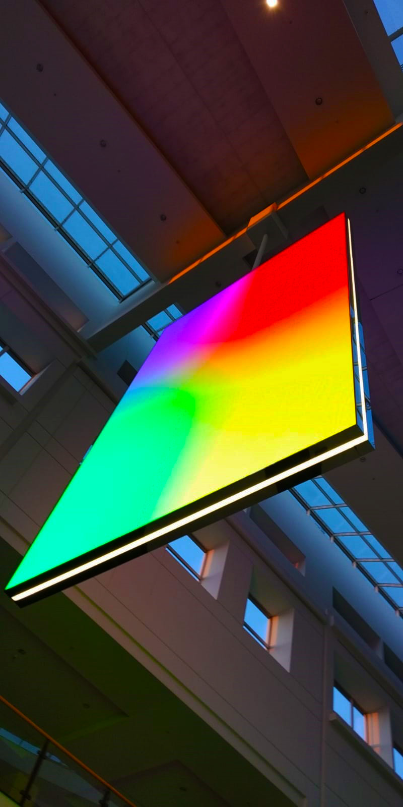 Podwieszany dwustronny ekran LED zainstalowany we wnętrzu galerii Westfield Arkadia w Warszawie