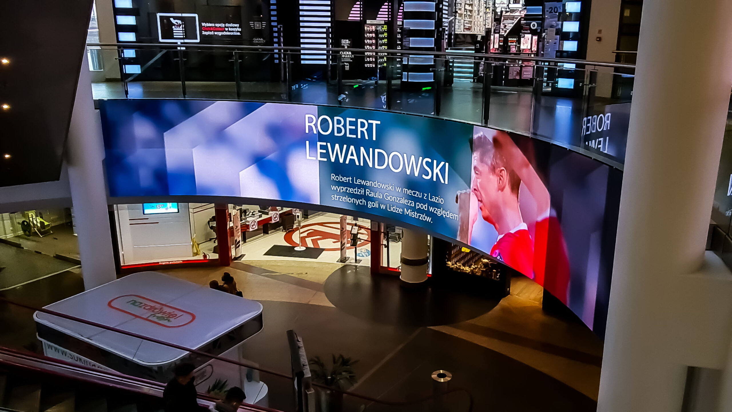 Wygięty ekran LED we wnętrzu galerii Złote Tarasy w Warszawie