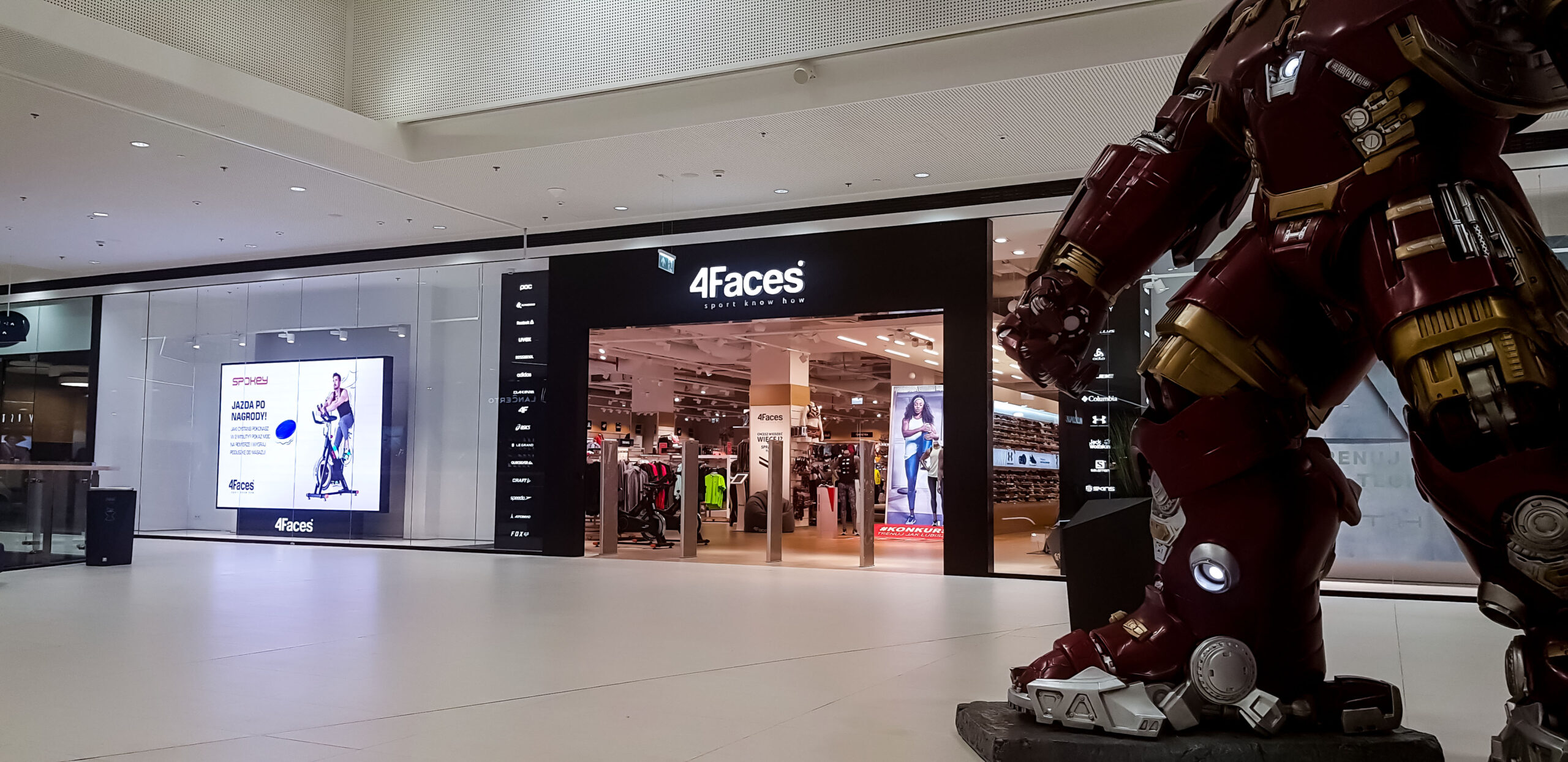 Ekran LED w wityrnie sklepi 4Faces w Warszawie