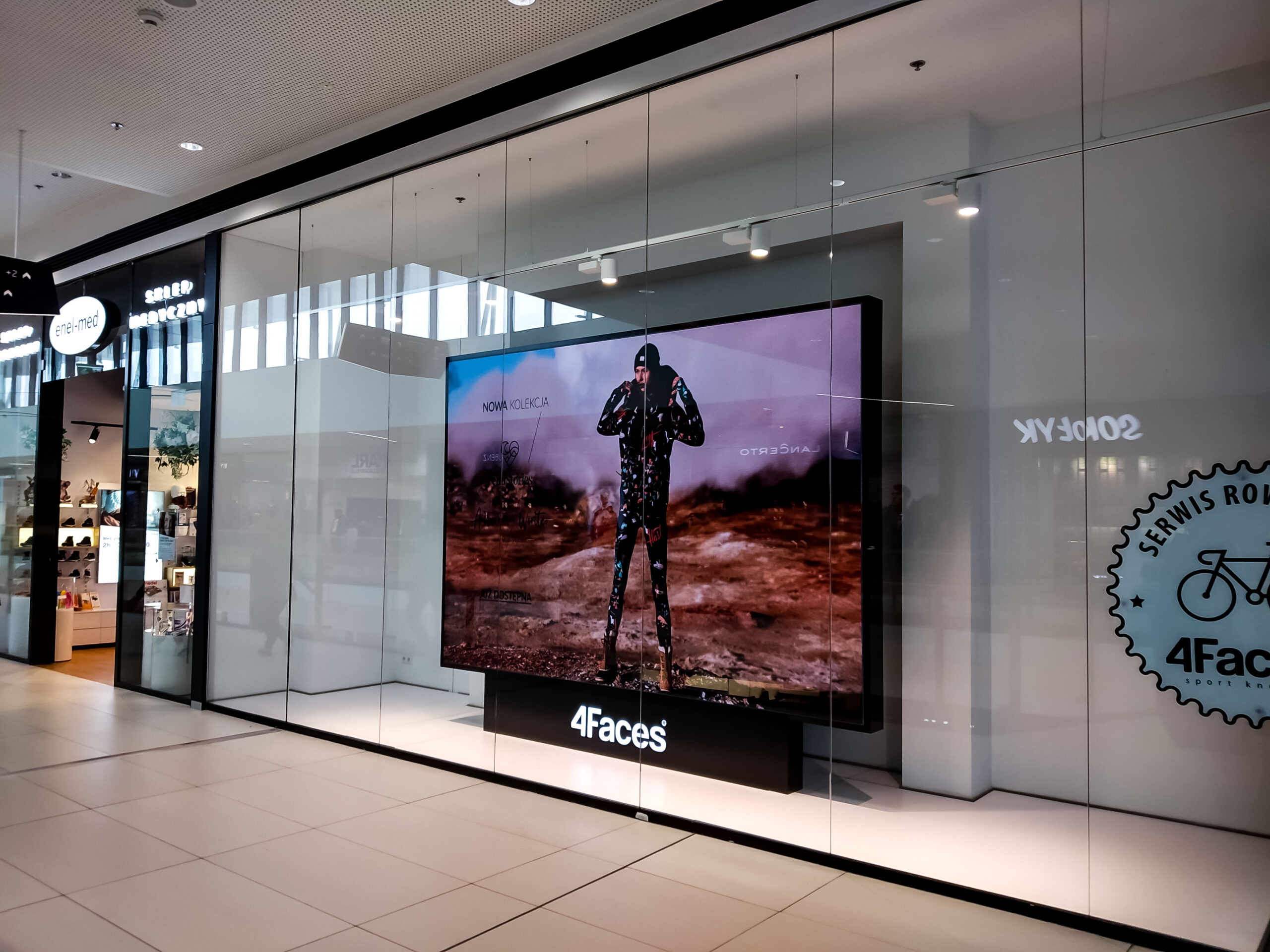 Ekran LED w wityrnie sklepi 4Faces w Warszawie