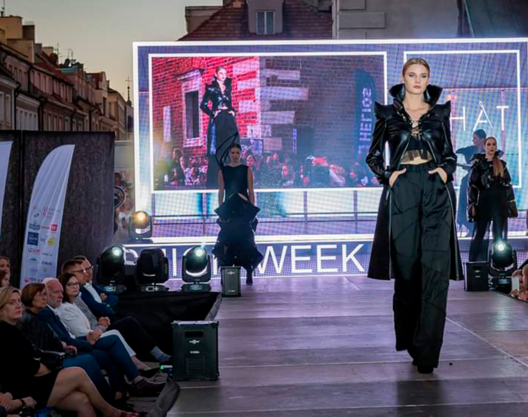 Modelka na wybiegu w trakcie Nadwiślański Fashion Week 2022 Sandomierz Fashion Street