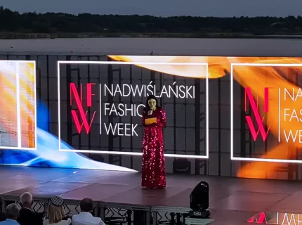Nadwiślański Fashion Week 2022 z transparentnymi ekranami LED, które były tłem pokazu - obrazek wyróżniający