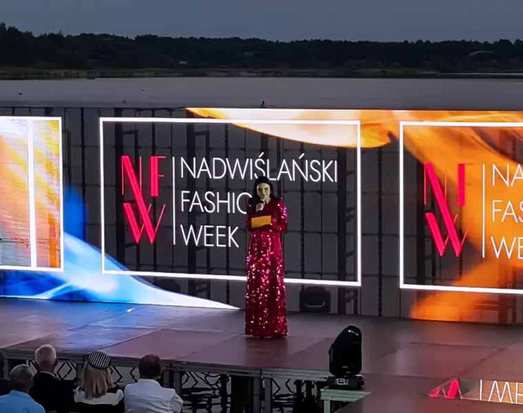 Nadwiślański Fashion Week 2022 z transparentnymi ekranami LED, które były tłem pokazu - obrazek wyróżniający