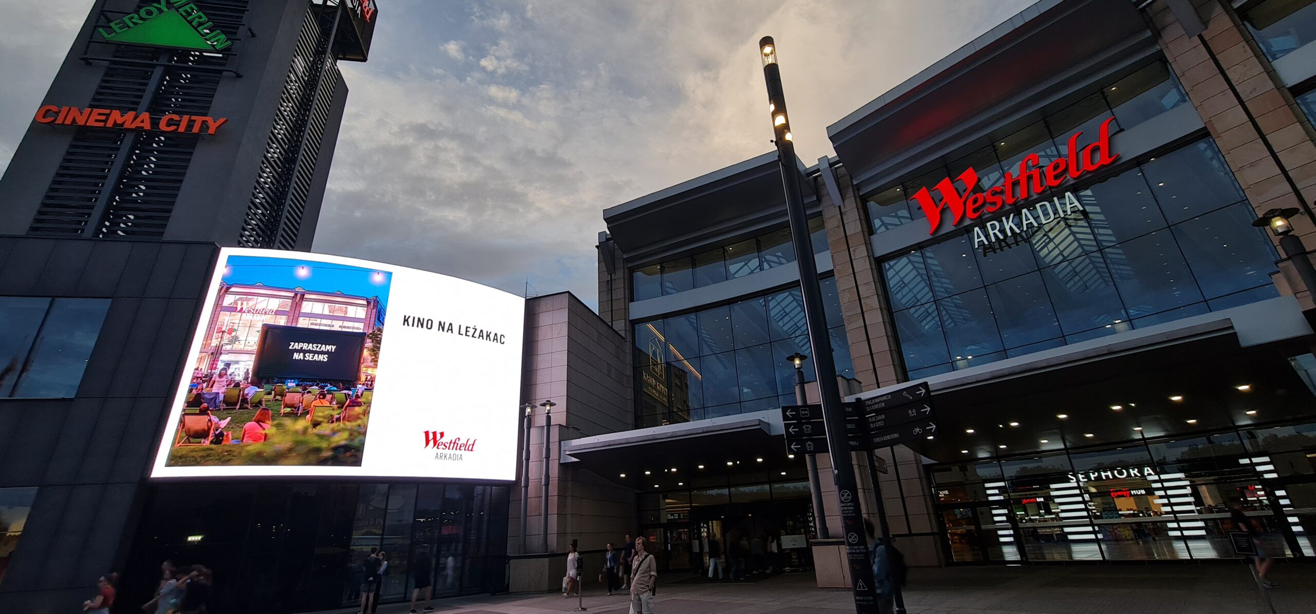 Kino na leżakach reklamowane na ekranie LED 3D na elewacji galerii Westfield Arkadia w Warszawie