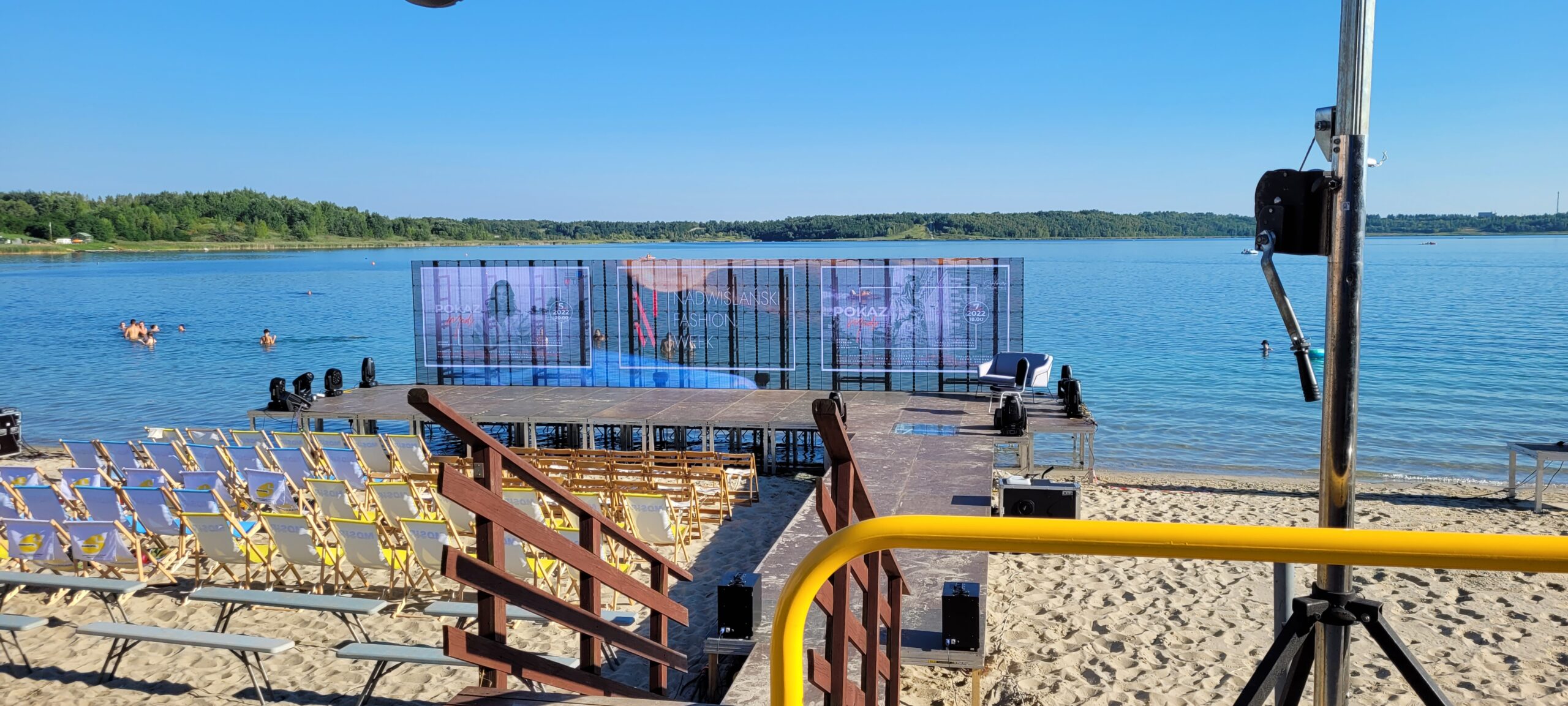 Transparentny ekran LED na tle Jeziora Tarnobrzeskiego w trakcie Nadwiślańskiego Fashion Week