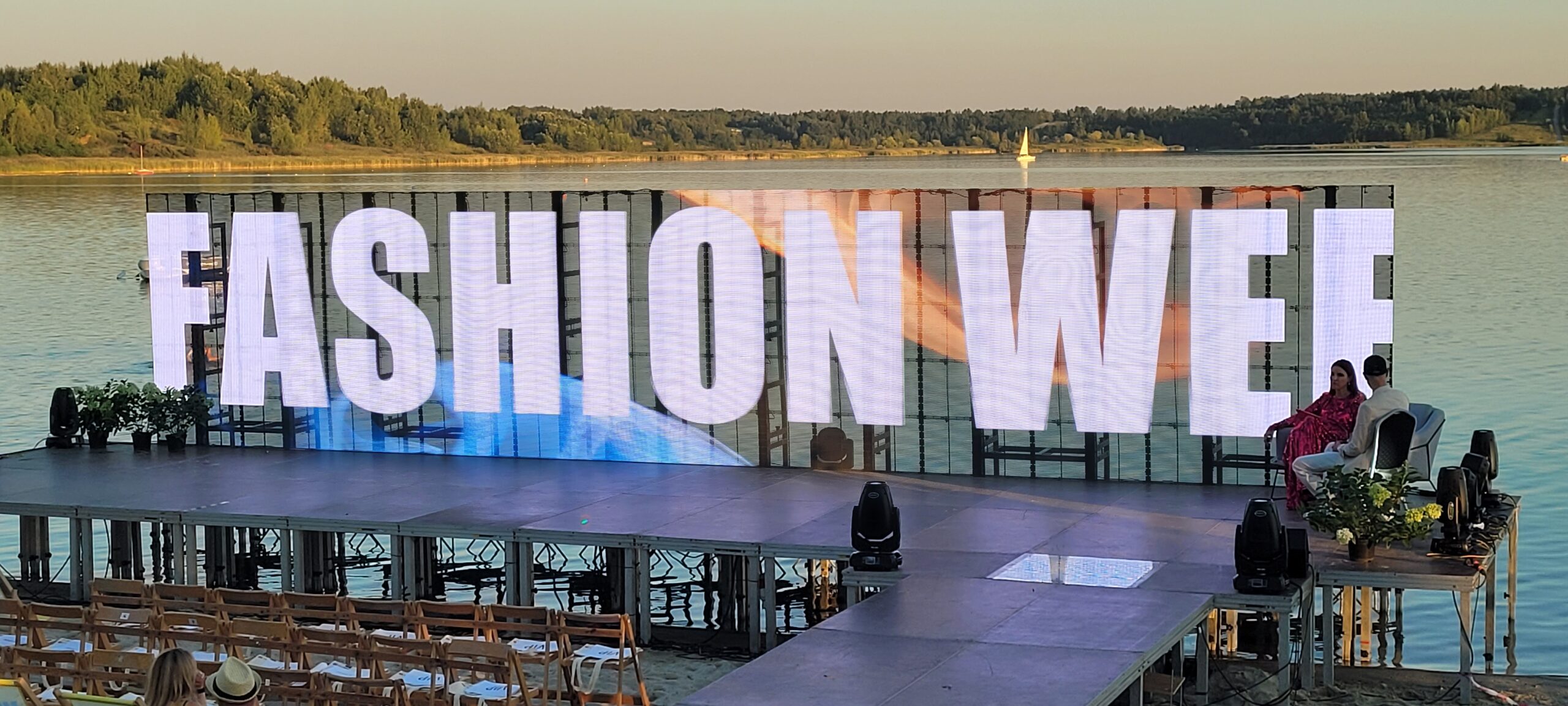 Napis Fashion Week na transparentnych ekranach LED  