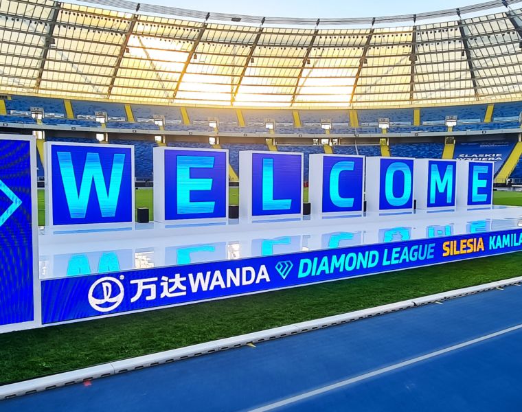 Multimedialna scena stworzona z ekranów LED, na której wyświetla się napis WELCOME na rozpoczęcie Silesia Diamond League 2022 - obrazek wyróżniajacy