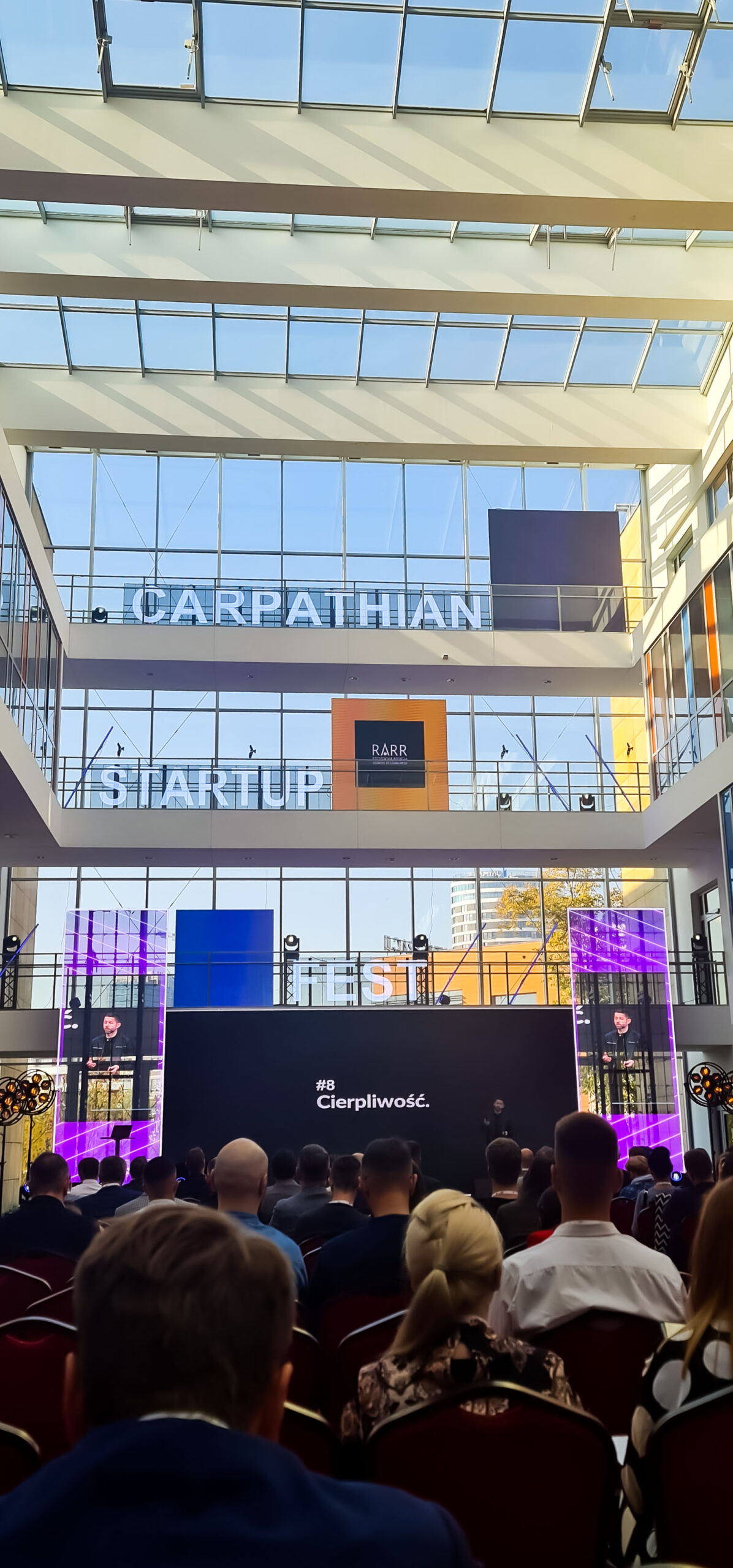 Scenografia LED zbudowana z ekranów transparentnych LEDLIGHT podczas eventu Carpathian Startup Festival 2022