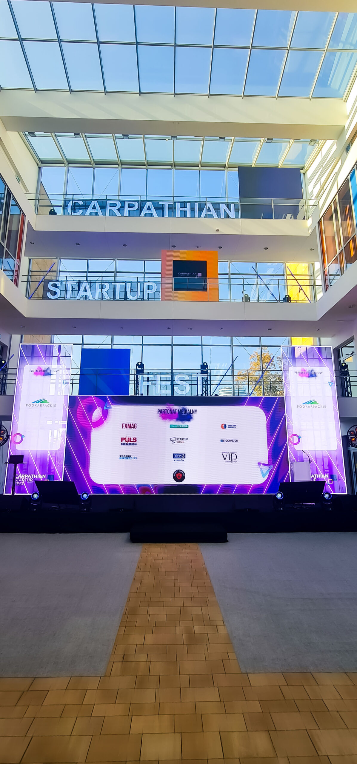 Scenografia LED zbudowana z ekranów transparentnych LEDLIGHT podczas eventu Carpathian Startup Festival 2022