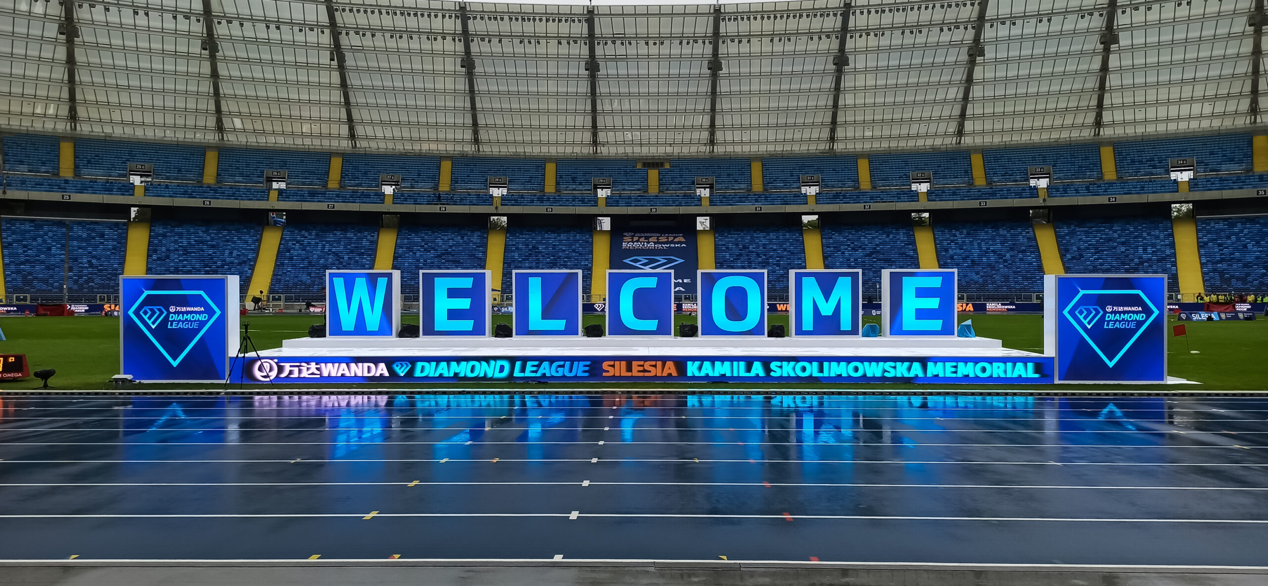 Multimedialna scena stworzona z ekranów LED, na której wyświetla się napis WELCOME na rozpoczęcie Silesia Diamond League 2022 - obrazek wyróżniajacy