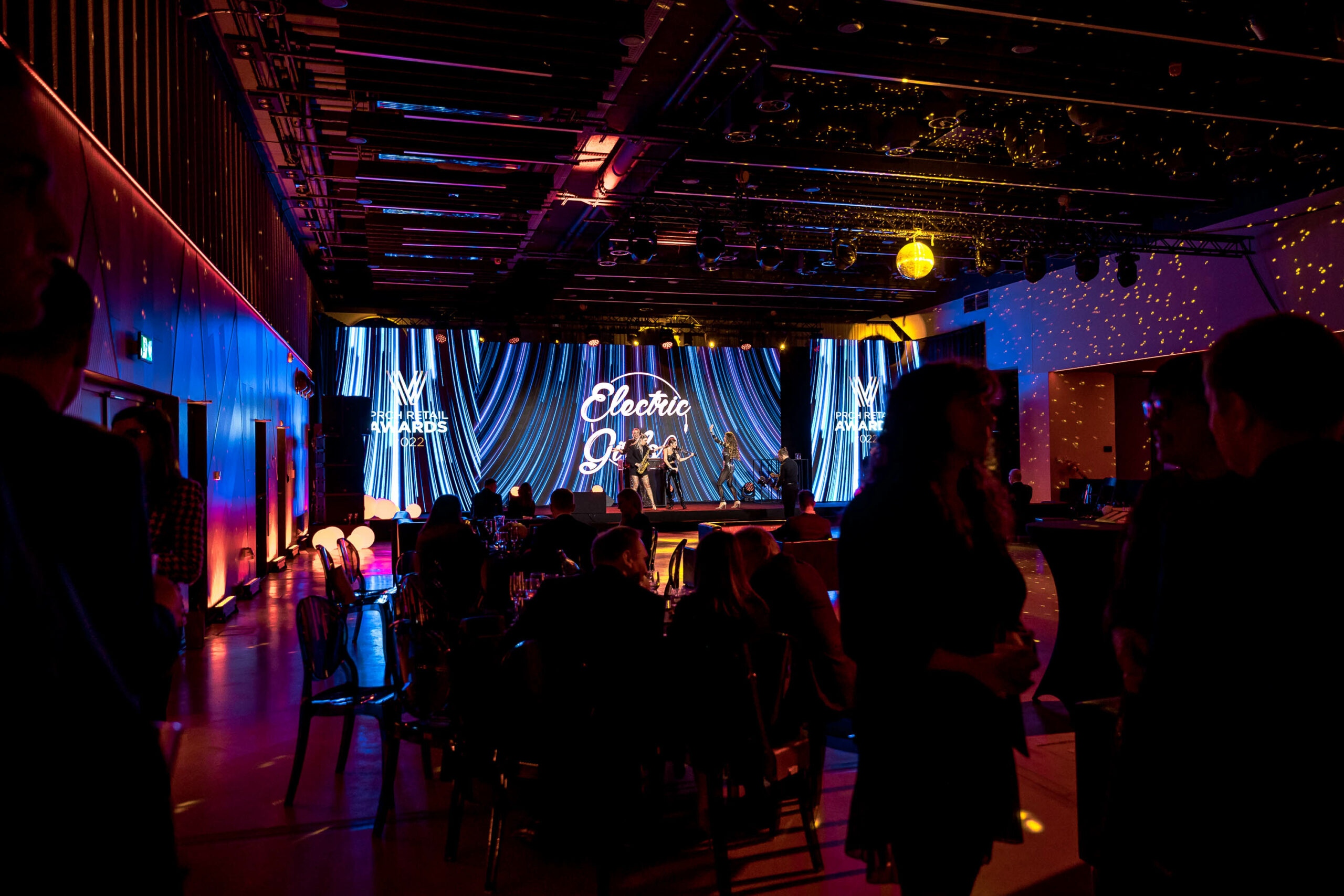 Instalacja sceniczna z transparentnych ekranów ledlight i klasycznych nośników LED podczas XIII edycji konkursu PRCH Retail Awards