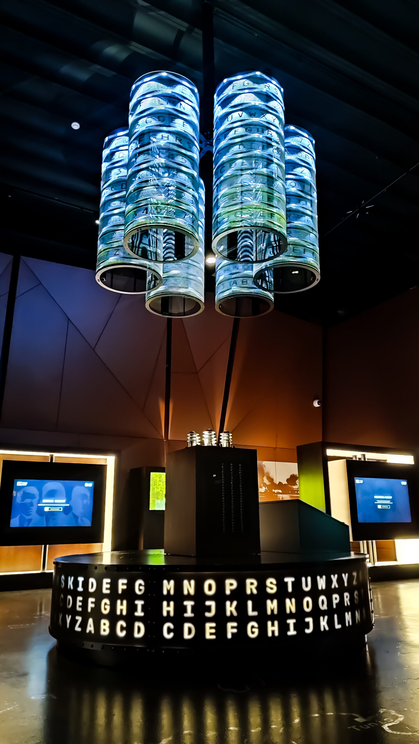 Podwieszane ekrany LedLIGHT w formie transparentnych cylindrów umieszone w Centrum Szyfrów Enigma w Poznaniu