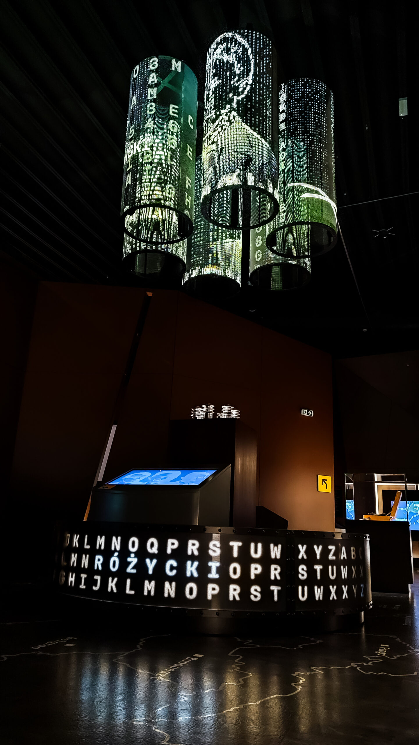 Podwieszane ekrany LedLIGHT w formie transparentnych cylindrów umieszone w Centrum Szyfrów Enigma w Poznaniu