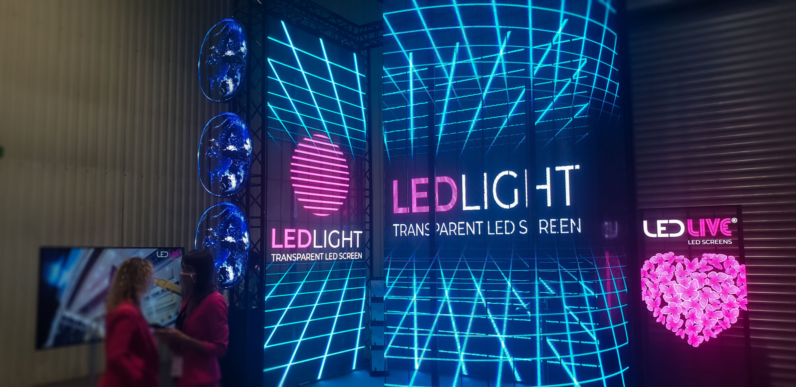 Stoisko ekspozycyjne zbudowane z transparentnych ekranów LED podczas targów Shopping Center Forum 2020 w Warszawie