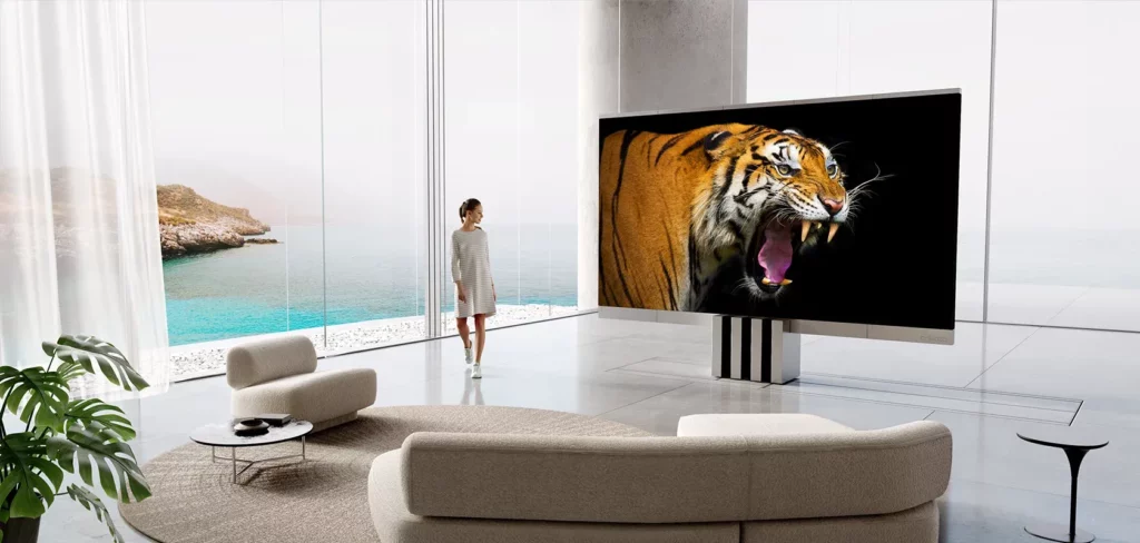 Rozłożony telewizor microled C SEED w salonie apartamentu