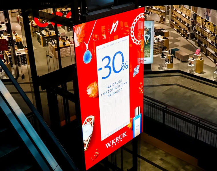 Ekran led Białystok w galerii handlowej umieszczony na konstrukcji windy
