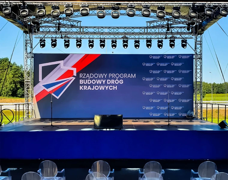 Duży telebim led Kraków ustawiony na scenie podczas konferencji