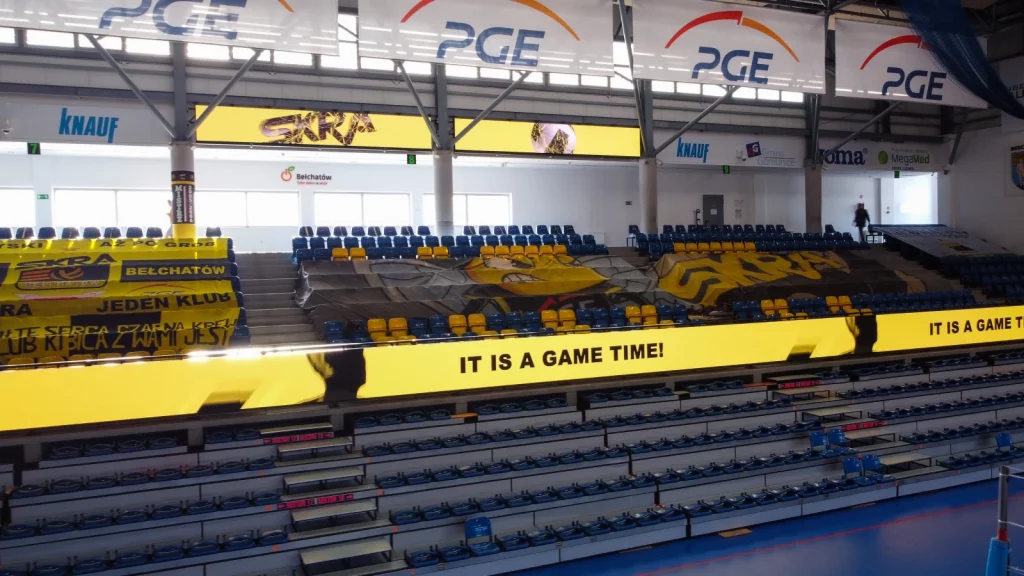 Bandy led umieszczone w połowie wysokości trybun na hali sportowej Skry Bełchatów