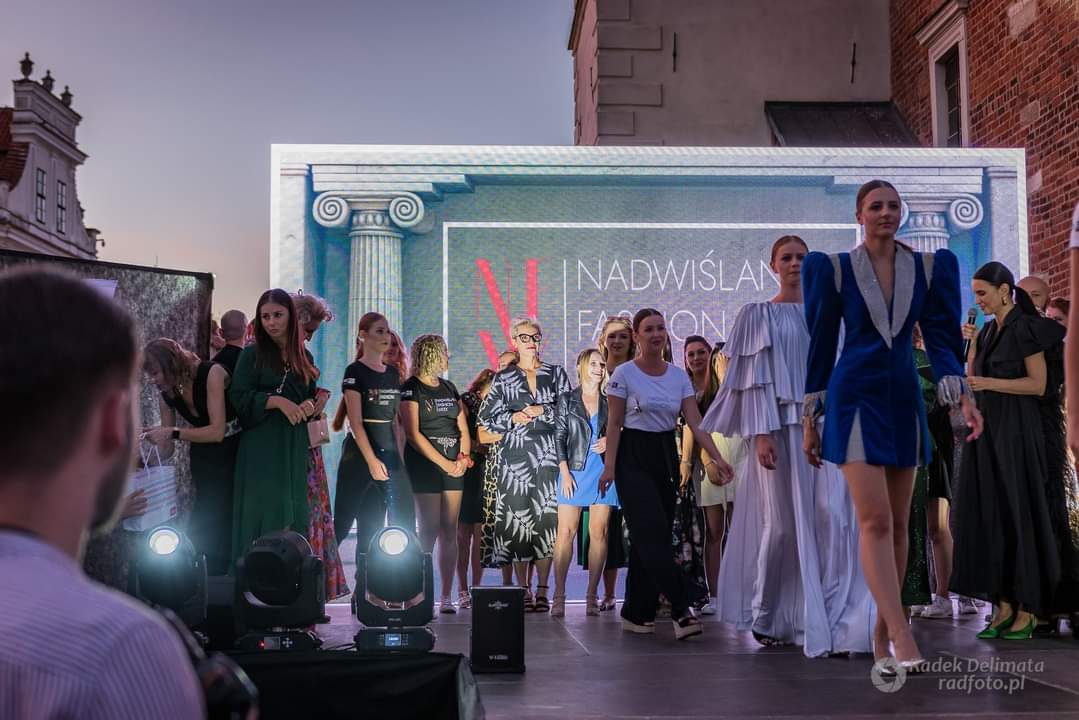 Modelki wychodzące na wybieg na Sandomierz Fashion Street na tle nowoczesnego ekranu LED